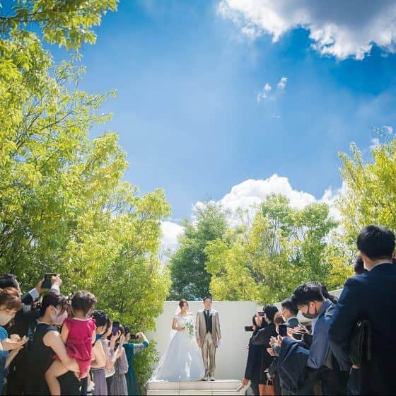 Dears Weddingさんのインスタグラム写真 - (Dears WeddingInstagram)「［ #ウェディングレポート]  Dears wedding Instagram編集部のyopiです🌙⭐️  本日は茨城県の結婚式場、麗風つくばシーズンズテラス( @rayfuu )のレポートのご紹介です！  おふたりの好きなお花をテーマに後結婚式を挙げられたおふたりです🌻❤️  ちなみにですが、、 皆様、ひまわりの花言葉しっていますか？♩  「あなただけをみつめる」 という意味が込められてるんです😳♡  是非好きなお花の花言葉も調べてみてくださいね✨*•  -----------------------------------  ◆こだわりポイント  こだわったポイントは大きく3つです。  1つ目は私たち夫婦の思い出の花「向日葵」をテーマにしたことです。様々な場面で向日葵を取り入れました。テーブルクロスの色やドレスは向日葵が映える色を選び、日取りも向日葵が映えるように夏の結婚式をチョイスしました。花にこだわったことによって会場全体に季節感が溢れ、明るい雰囲気で私たちらしさも表現することができました。  2つ目は、ゲストにも楽しんでもらえる結婚式にしたかったことです。ゲストへのサプライズをたくさん用意して、一緒に楽しむ・会話ができる時間をたくさん作りました。特にテーブルラウンドでの「ポーズカード」はゲスト一人一人と話せてとてもよかったです。  3つ目は料理です。お酒を飲む人も飲まない人も満足できるような料理をゲストの気持ちを立って決めていきました。試食をした際に、夫婦共にお酒が大好きなこともあって、締めのお茶漬けがとても気に入りメニューにとりいれました。友人たちからは、今までの結婚式で1番美味しい料理だったという嬉しい言葉もいただきました。  ----------------------------------- 是非 #dears花嫁 のハッシュタグをつけて投稿してくださいね🎶  #プレ花嫁 #DearsWedding #2022春婚 #2022夏婚 #2022秋婚 #2022冬婚 #フェス好き #フェス結婚式  #大阪花嫁 #ウェディングレポ #結婚式場 #新郎新婦 #卒花嫁 #ふたりの未来を探す旅」1月18日 18時41分 - dearswedding