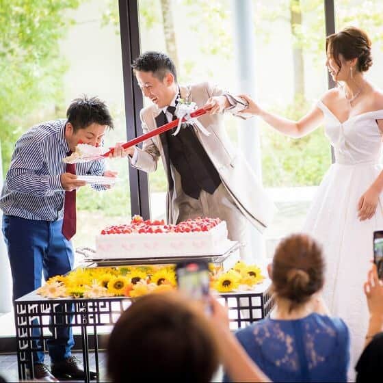 Dears Weddingさんのインスタグラム写真 - (Dears WeddingInstagram)「［ #ウェディングレポート]  Dears wedding Instagram編集部のyopiです🌙⭐️  本日は茨城県の結婚式場、麗風つくばシーズンズテラス( @rayfuu )のレポートのご紹介です！  おふたりの好きなお花をテーマに後結婚式を挙げられたおふたりです🌻❤️  ちなみにですが、、 皆様、ひまわりの花言葉しっていますか？♩  「あなただけをみつめる」 という意味が込められてるんです😳♡  是非好きなお花の花言葉も調べてみてくださいね✨*•  -----------------------------------  ◆こだわりポイント  こだわったポイントは大きく3つです。  1つ目は私たち夫婦の思い出の花「向日葵」をテーマにしたことです。様々な場面で向日葵を取り入れました。テーブルクロスの色やドレスは向日葵が映える色を選び、日取りも向日葵が映えるように夏の結婚式をチョイスしました。花にこだわったことによって会場全体に季節感が溢れ、明るい雰囲気で私たちらしさも表現することができました。  2つ目は、ゲストにも楽しんでもらえる結婚式にしたかったことです。ゲストへのサプライズをたくさん用意して、一緒に楽しむ・会話ができる時間をたくさん作りました。特にテーブルラウンドでの「ポーズカード」はゲスト一人一人と話せてとてもよかったです。  3つ目は料理です。お酒を飲む人も飲まない人も満足できるような料理をゲストの気持ちを立って決めていきました。試食をした際に、夫婦共にお酒が大好きなこともあって、締めのお茶漬けがとても気に入りメニューにとりいれました。友人たちからは、今までの結婚式で1番美味しい料理だったという嬉しい言葉もいただきました。  ----------------------------------- 是非 #dears花嫁 のハッシュタグをつけて投稿してくださいね🎶  #プレ花嫁 #DearsWedding #2022春婚 #2022夏婚 #2022秋婚 #2022冬婚 #フェス好き #フェス結婚式  #大阪花嫁 #ウェディングレポ #結婚式場 #新郎新婦 #卒花嫁 #ふたりの未来を探す旅」1月18日 18時41分 - dearswedding