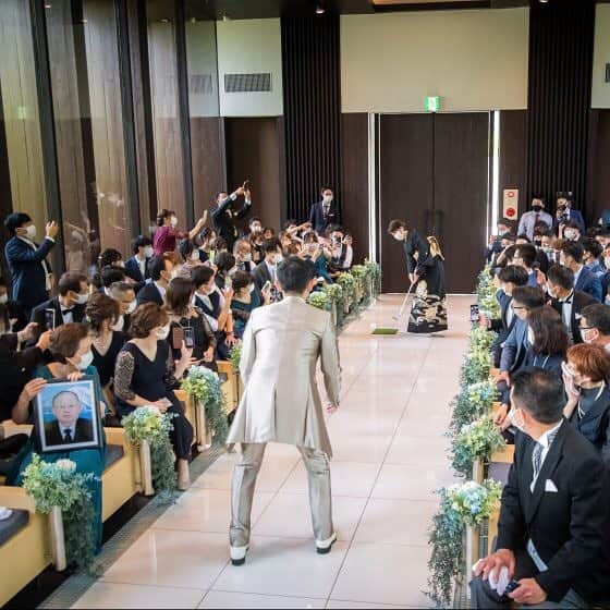 Dears Weddingさんのインスタグラム写真 - (Dears WeddingInstagram)「［ #ウェディングレポート]  Dears wedding Instagram編集部のyopiです🌙⭐️  本日は茨城県の結婚式場、麗風つくばシーズンズテラス( @rayfuu )のレポートのご紹介です！  おふたりの好きなお花をテーマに後結婚式を挙げられたおふたりです🌻❤️  ちなみにですが、、 皆様、ひまわりの花言葉しっていますか？♩  「あなただけをみつめる」 という意味が込められてるんです😳♡  是非好きなお花の花言葉も調べてみてくださいね✨*•  -----------------------------------  ◆こだわりポイント  こだわったポイントは大きく3つです。  1つ目は私たち夫婦の思い出の花「向日葵」をテーマにしたことです。様々な場面で向日葵を取り入れました。テーブルクロスの色やドレスは向日葵が映える色を選び、日取りも向日葵が映えるように夏の結婚式をチョイスしました。花にこだわったことによって会場全体に季節感が溢れ、明るい雰囲気で私たちらしさも表現することができました。  2つ目は、ゲストにも楽しんでもらえる結婚式にしたかったことです。ゲストへのサプライズをたくさん用意して、一緒に楽しむ・会話ができる時間をたくさん作りました。特にテーブルラウンドでの「ポーズカード」はゲスト一人一人と話せてとてもよかったです。  3つ目は料理です。お酒を飲む人も飲まない人も満足できるような料理をゲストの気持ちを立って決めていきました。試食をした際に、夫婦共にお酒が大好きなこともあって、締めのお茶漬けがとても気に入りメニューにとりいれました。友人たちからは、今までの結婚式で1番美味しい料理だったという嬉しい言葉もいただきました。  ----------------------------------- 是非 #dears花嫁 のハッシュタグをつけて投稿してくださいね🎶  #プレ花嫁 #DearsWedding #2022春婚 #2022夏婚 #2022秋婚 #2022冬婚 #フェス好き #フェス結婚式  #大阪花嫁 #ウェディングレポ #結婚式場 #新郎新婦 #卒花嫁 #ふたりの未来を探す旅」1月18日 18時41分 - dearswedding