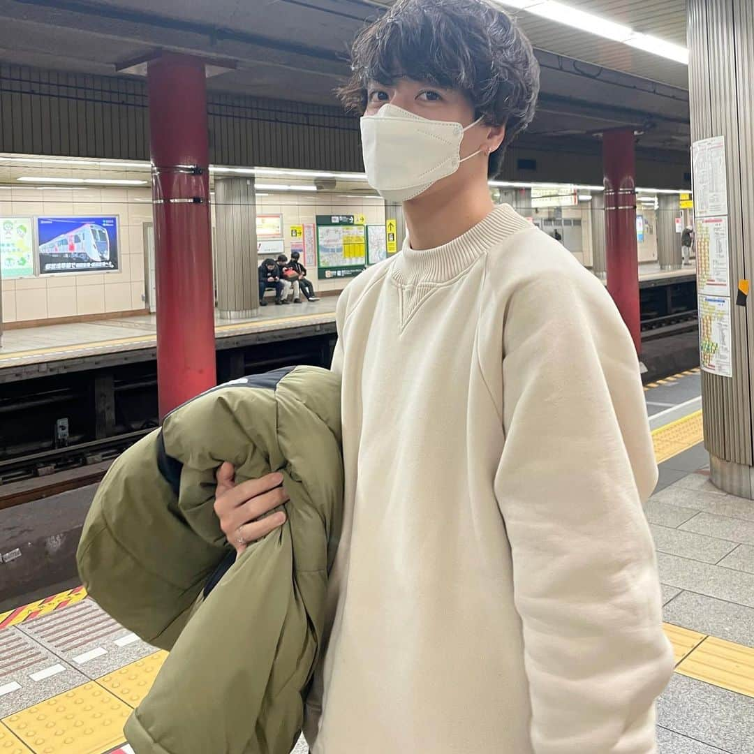 吹春友介のインスタグラム：「⠀ 電車乗る時のバルトロあついよね🥵 この日は上下とも @loope_official でした！  スウェットがウールみたいに軽くて最近めっちゃ着てる✨ パンツはタックが入って綺麗めなイージーパンツです サイズ展開も多くて、自分好みの1着をゲットできました🔎 どちらともシンプルで長く使っていきたいアイテムです🙆‍♂️ #loope」