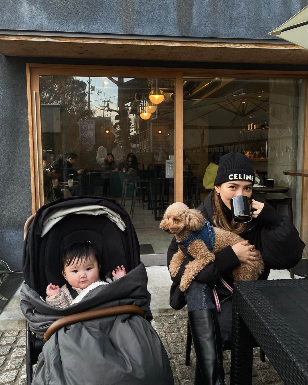 HARUEのインスタグラム：「Sunday morning☕️💭  家族でのんび〜りな日曜日の朝☺️  最近グッと距離が縮まってきたふたり👶🏻🐶💖  触りたいレオンと嫌がるチョコ。笑」