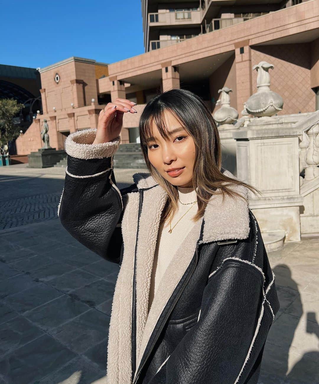 KANAMIのインスタグラム：「・ 眩しい時に目開けれる人尊敬😮‍💨 だいたい目イッちゃってる🙄🙄🙄  #冬の風と寒さと眩しさは #盛れなひ #あと何回寝たら夏？」