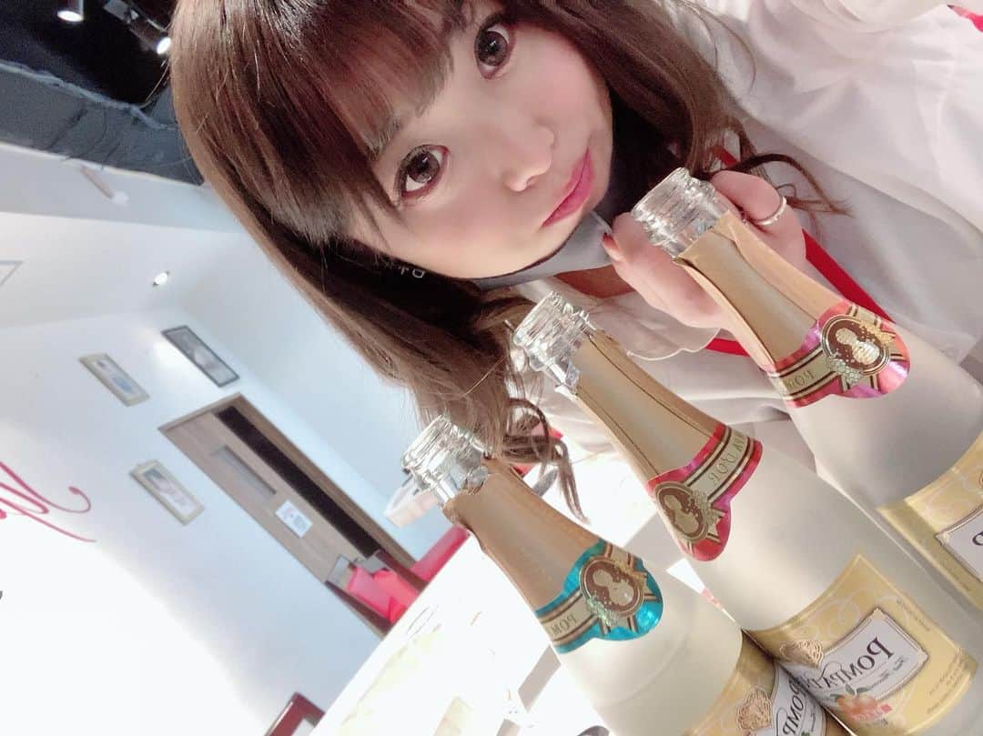 黒崎みかのインスタグラム：「この間は新中野店での出勤！！ 沢山お酒ありがとうございました(๑•ω-๑)♡  #sodland #黒崎みか#セクシー女優#シャンパン#お酒#カフェパ #女子社員酒場」