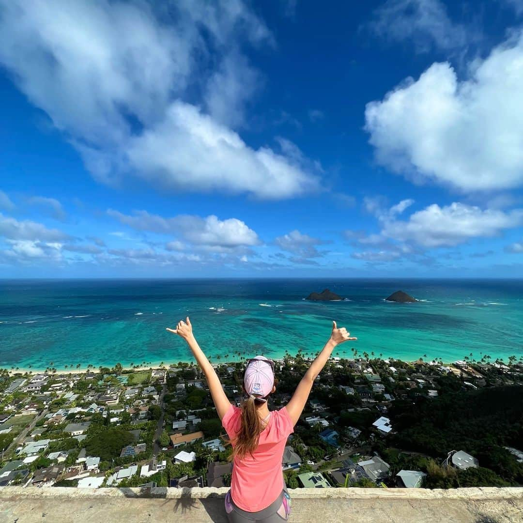 市原彩花さんのインスタグラム写真 - (市原彩花Instagram)「Lanikai pillbox🤙 My favorite place!  ハワイ来ると絶対に登るラニカイピルボックス🌺 20〜30分絶景を見ながら登ると、カラフルな建物があるよ☺️ 登山もそこまでキツくなくて、すごく気持ちいい✨ 登った後は、近くのラニカイビーチかカイルアビーチでのんびりするのがオススメ☺️  #lanikaipillbox#lanikai#lanikaibeach#ラニカイピルボックス#ラニカイ#ピルボックス#カイルアビーチ#kailuabeach#ハイキング#hiking#hawaii#ハワイ#hawaiilife#ハワイ観光#japanesegirl#asianmodel#海外旅行#ハワイ旅行#海外旅行#旅行」1月18日 19時08分 - ayaka_ichihara