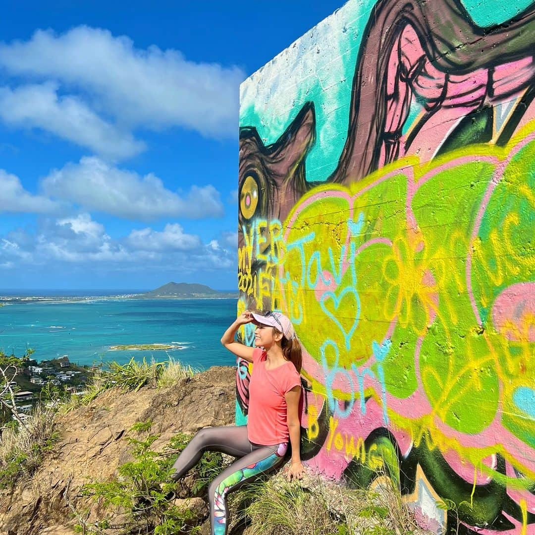 市原彩花さんのインスタグラム写真 - (市原彩花Instagram)「Lanikai pillbox🤙 My favorite place!  ハワイ来ると絶対に登るラニカイピルボックス🌺 20〜30分絶景を見ながら登ると、カラフルな建物があるよ☺️ 登山もそこまでキツくなくて、すごく気持ちいい✨ 登った後は、近くのラニカイビーチかカイルアビーチでのんびりするのがオススメ☺️  #lanikaipillbox#lanikai#lanikaibeach#ラニカイピルボックス#ラニカイ#ピルボックス#カイルアビーチ#kailuabeach#ハイキング#hiking#hawaii#ハワイ#hawaiilife#ハワイ観光#japanesegirl#asianmodel#海外旅行#ハワイ旅行#海外旅行#旅行」1月18日 19時08分 - ayaka_ichihara