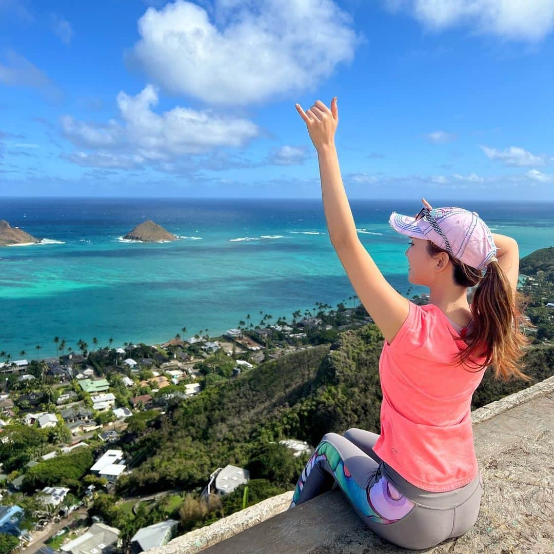 市原彩花さんのインスタグラム写真 - (市原彩花Instagram)「Lanikai pillbox🤙 My favorite place!  ハワイ来ると絶対に登るラニカイピルボックス🌺 20〜30分絶景を見ながら登ると、カラフルな建物があるよ☺️ 登山もそこまでキツくなくて、すごく気持ちいい✨ 登った後は、近くのラニカイビーチかカイルアビーチでのんびりするのがオススメ☺️  #lanikaipillbox#lanikai#lanikaibeach#ラニカイピルボックス#ラニカイ#ピルボックス#カイルアビーチ#kailuabeach#ハイキング#hiking#hawaii#ハワイ#hawaiilife#ハワイ観光#japanesegirl#asianmodel#海外旅行#ハワイ旅行#海外旅行#旅行」1月18日 19時08分 - ayaka_ichihara