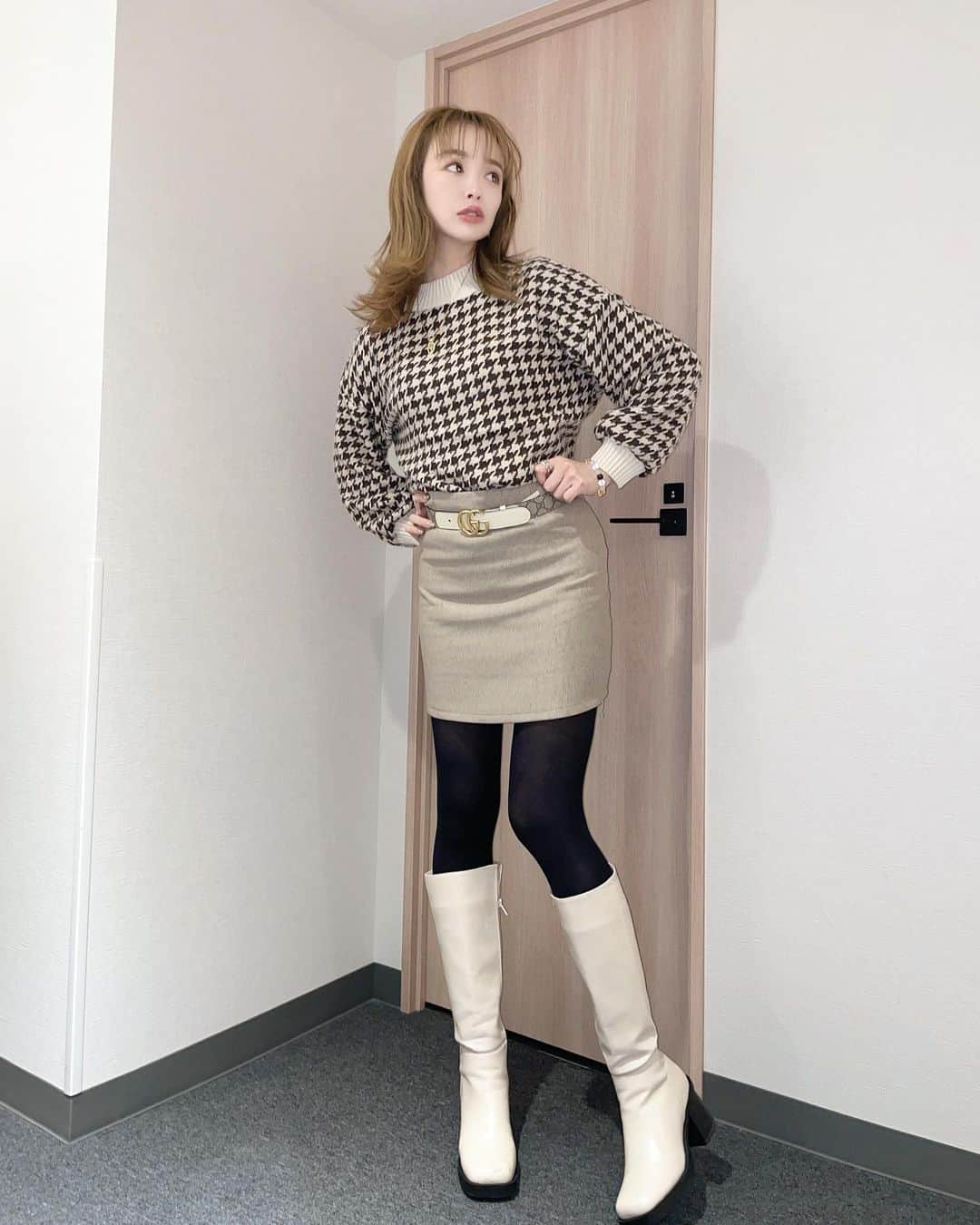 のインスタグラム：「先日のootd♡  友達受けが良かったコーデ♡  この白ブーツがどうしても履きたくて、 ベージュトーンで合わせてました❤️  高見えに見えるのは、GUCCIベルトの魔法✨ なんと全身GRLです♡  可愛くて安いとか一番だよねー(＊´ω｀＊)” @grl_official  ・ ・ ・ ・ #grl#グレイル#ootd#gucci」
