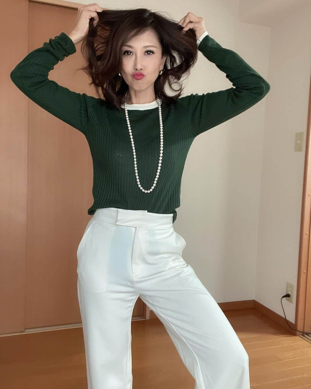 Naoko（なおこ）さんのインスタグラム写真 - (Naoko（なおこ）Instagram)「🏋️ 🏋️ 🏋️ アブスは あまりやりません  久しぶりしたら 帰りには すでに筋肉痛  弱っちくなったなぁ  ジムの帰りに ふと月が 目に入りました🌕  綺麗な月  心が洗われる 真っ黒な 腹もちょっとクリアに。  目が変わったら 誰かに似てると 思ってたら 若いときの自分💦  #筋トレ #筋トレ女子 #筋トレダイエット #筋トレ女子と繋がりたい #筋トレで減量 #くびれ#美ボディ #アラフィフ#なおこ語録#アラフィフコーデ#筋トレ日記 #筋トレ生活 #ボディメイク #50代の筋トレ #熊本 #アンチエイジング#kumamoto #Trainingmotivation #Bodybuilding#Muscletraining #fitnessmodel#training #workoutvideo #gymgirl#Housemusiclove」1月18日 19時45分 - smile_naohibi