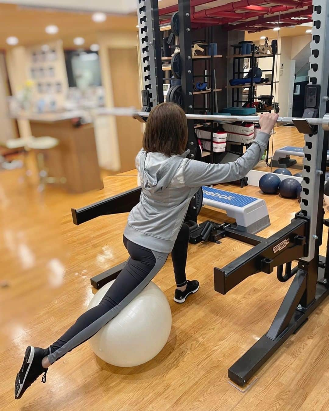 津田麻莉奈さんのインスタグラム写真 - (津田麻莉奈Instagram)「いつもお世話になっているパーソナルトレーニングジムへ。  マメに通っていたのを長いことお休みしていて 再開したてほやほやなのでストレッチ中心の 優しいメニュー…に加えて 安定の脇腹バキバキに鍛えてもらいました🏋️‍♀️笑 背中と腰の痛いところも魔法のような ゴッドハンド治療ですごく楽に動かせるようになったー！ いつもありがとうございます🙏  #workout #fitness  #ジム #尻トレ　 #パーソナルトレーニング #パーソナルトレーニングジム #まりなる #津田麻莉奈」1月18日 20時08分 - tsudamarinal