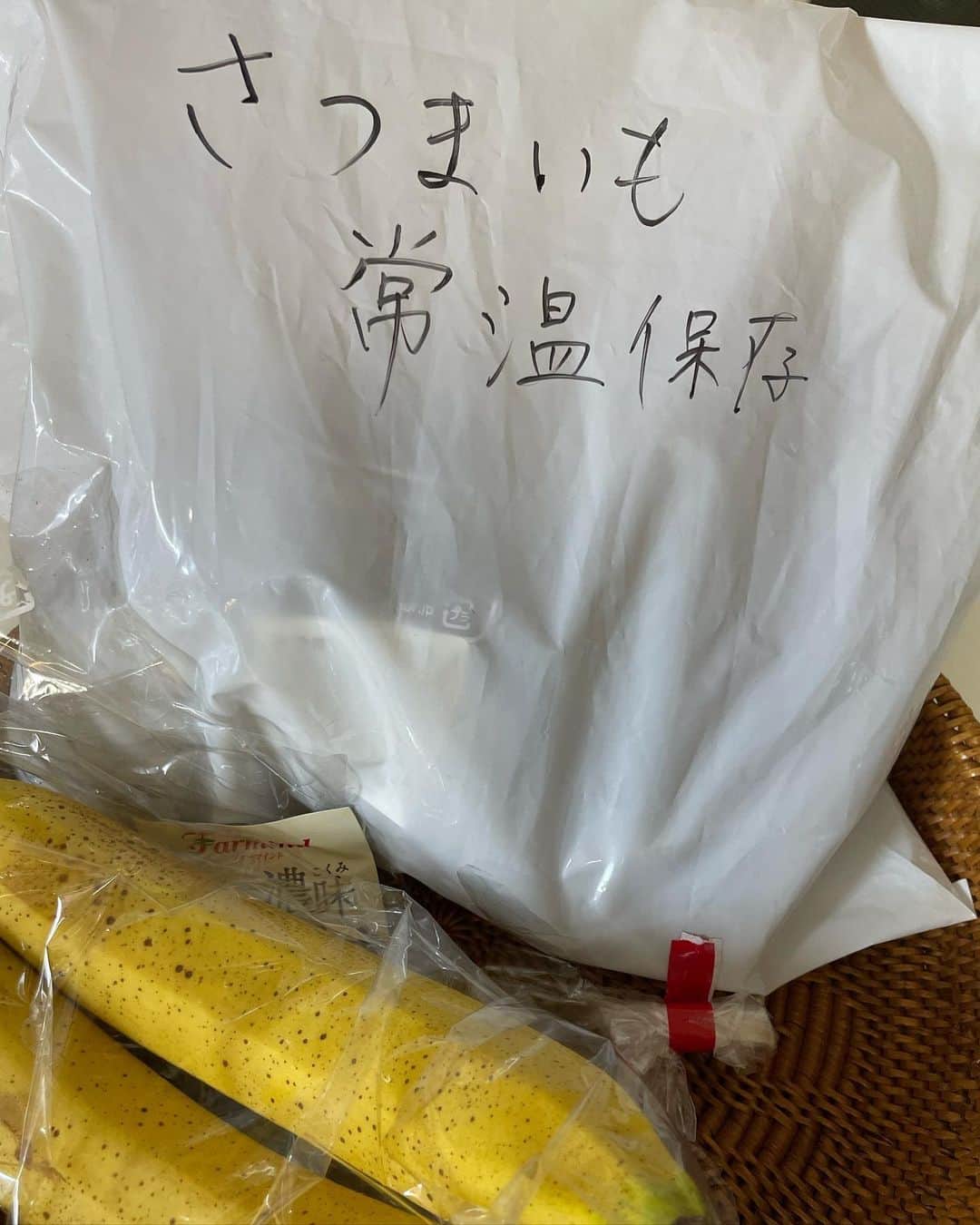 中岡由佳さんのインスタグラム写真 - (中岡由佳Instagram)「サラサラっと書く自分の字が好き♥︎さつまいもは低温が苦手。新聞紙などに包んで保存してね。オーブンで焼き芋作ろう🍠 #シルクスイート」1月18日 20時10分 - yuka_nakaoka