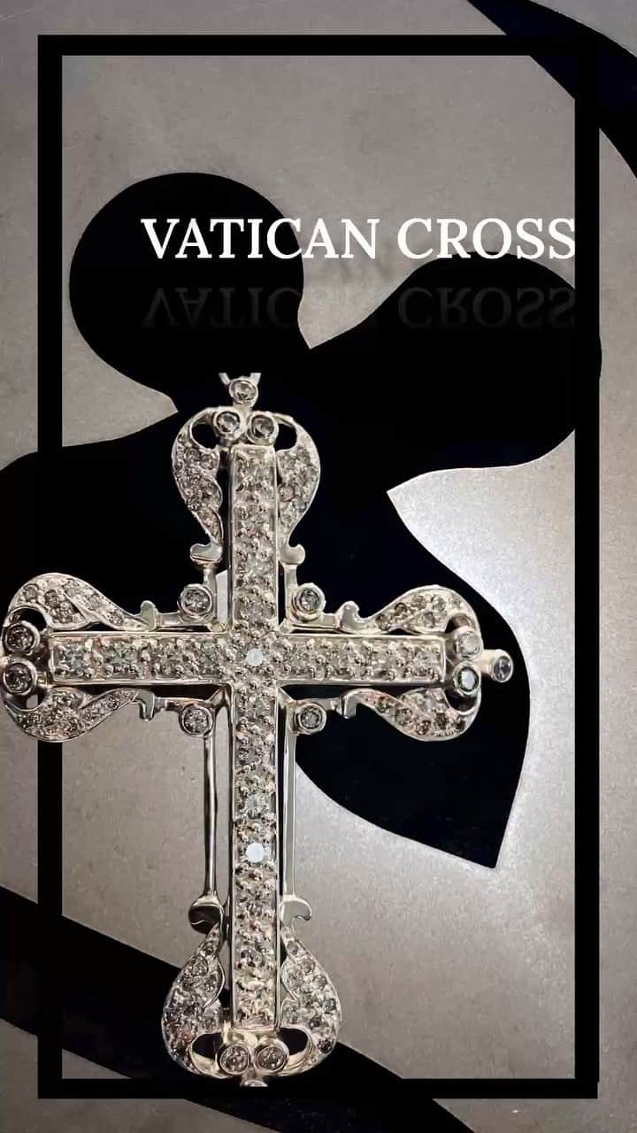 のインスタグラム：「・ 『人々を魅了し、成功に導くサクセスジュエリー』であるローリーロドキン  "VATICAN CROSS" カトリックの総本山であるバチカン市国やサンピエトロ大聖堂からインスパイアを得たクロスデザイン  #loreerodkin#ローリーロドキン#サクセスジュエリー#バチカンクロス」