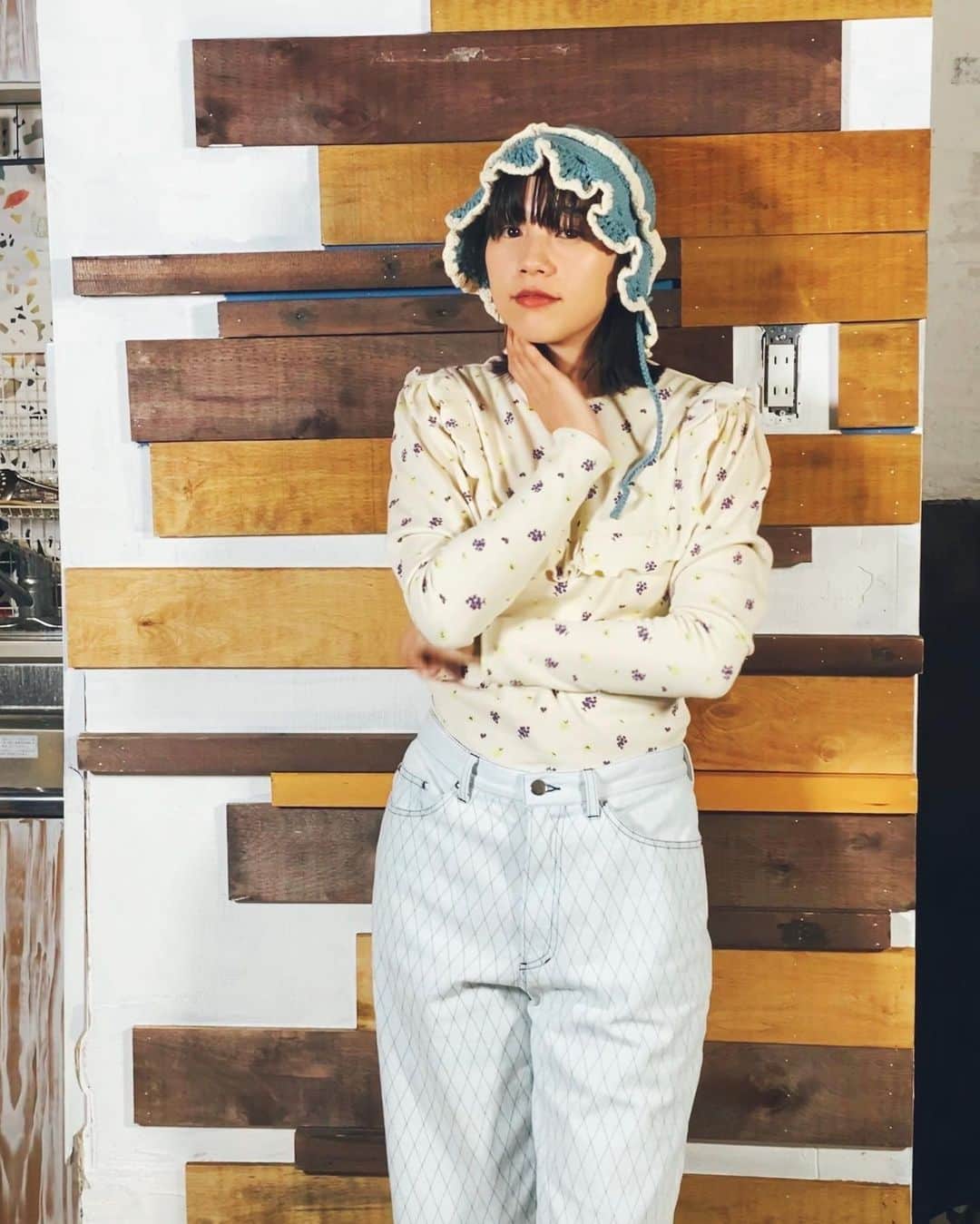 のん（能年玲奈）さんのインスタグラム写真 - (のん（能年玲奈）Instagram)「#のんやろが で着てるお洋服🧶 可愛すぎる可愛すぎる。 帽子にも花柄にも全部にときめいた💐  @harumi_showroom tops&hat: @holiday_pr @holiday_official_2016 denim: @tanakadaisuke_official Hair&Make: Kaori Mori」1月18日 20時19分 - non_kamo_ne