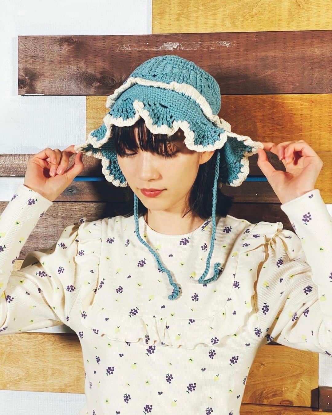 のん（能年玲奈）さんのインスタグラム写真 - (のん（能年玲奈）Instagram)「#のんやろが で着てるお洋服🧶 可愛すぎる可愛すぎる。 帽子にも花柄にも全部にときめいた💐  @harumi_showroom tops&hat: @holiday_pr @holiday_official_2016 denim: @tanakadaisuke_official Hair&Make: Kaori Mori」1月18日 20時19分 - non_kamo_ne