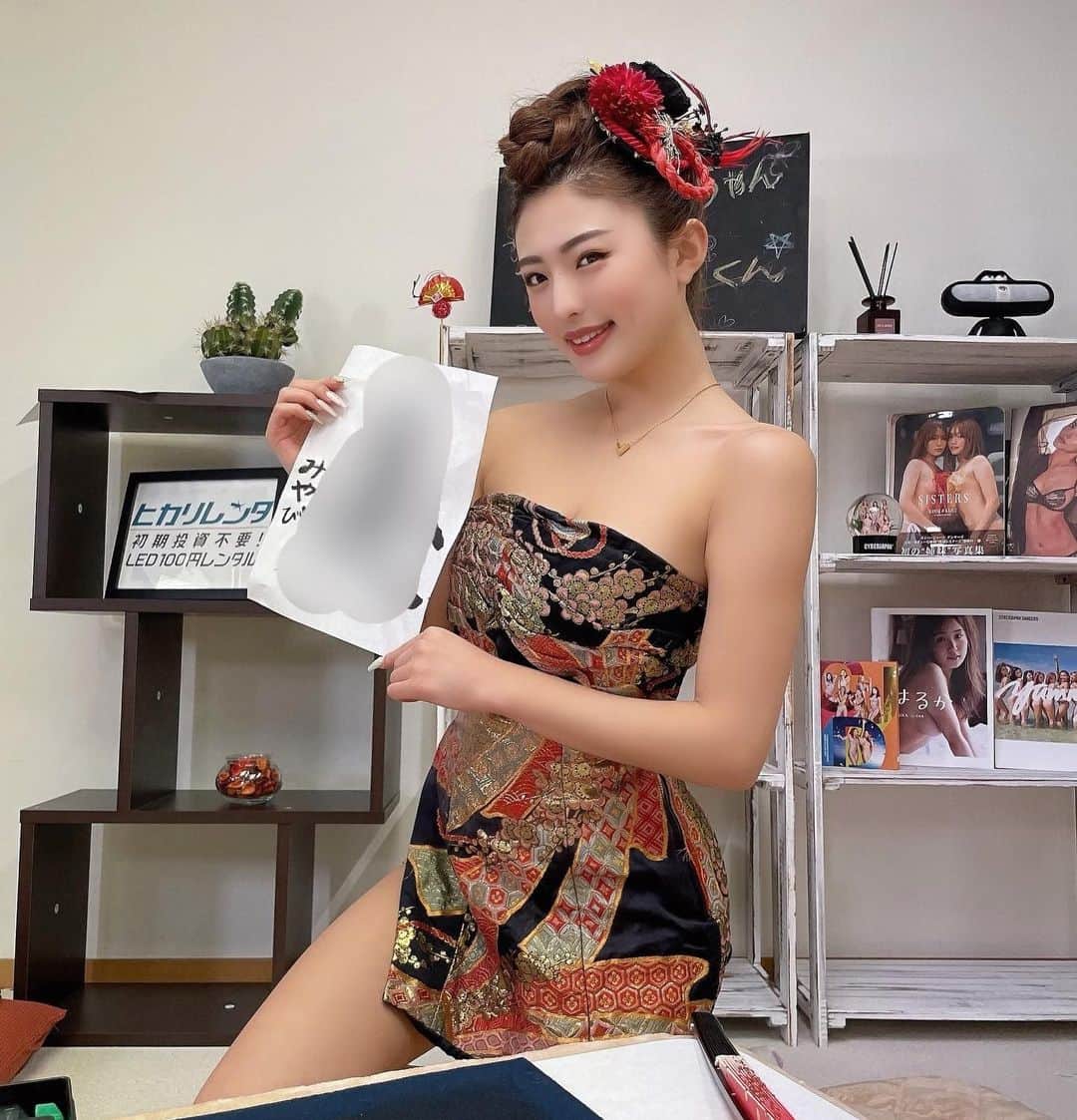 MIYABIのインスタグラム：「サイバーちゃんとアントニーくん👯‍♀️💜  今回は、チアキ先生に教わる書初め大会です👩‍🏫  今年はこんな年にしたいなぁと、この字を選びました🥰  なんて書いたかは、YouTubeでチェックしてね🤫💖  コメントたくさんお待ちしてます🙇‍♀️✨  #サイバーちゃんとアントニーくん  #書道作品」