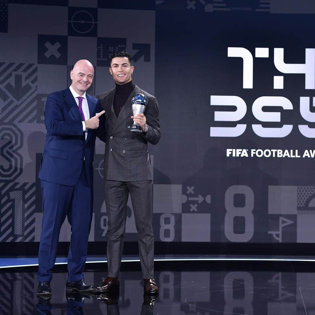 ジョルジーナ・ロドリゲスさんのインスタグラム写真 - (ジョルジーナ・ロドリゲスInstagram)「Fifa special award 🌟 Máximo goleador de la historia 🙏 Que Dios siga bendiciéndote, contigo de la mano. Eres único, gracias por darnos tantas alegrías y enseñarnos lo q es la constancia y dedicación ❤️  Te amamos papá 👑」1月18日 20時28分 - georginagio