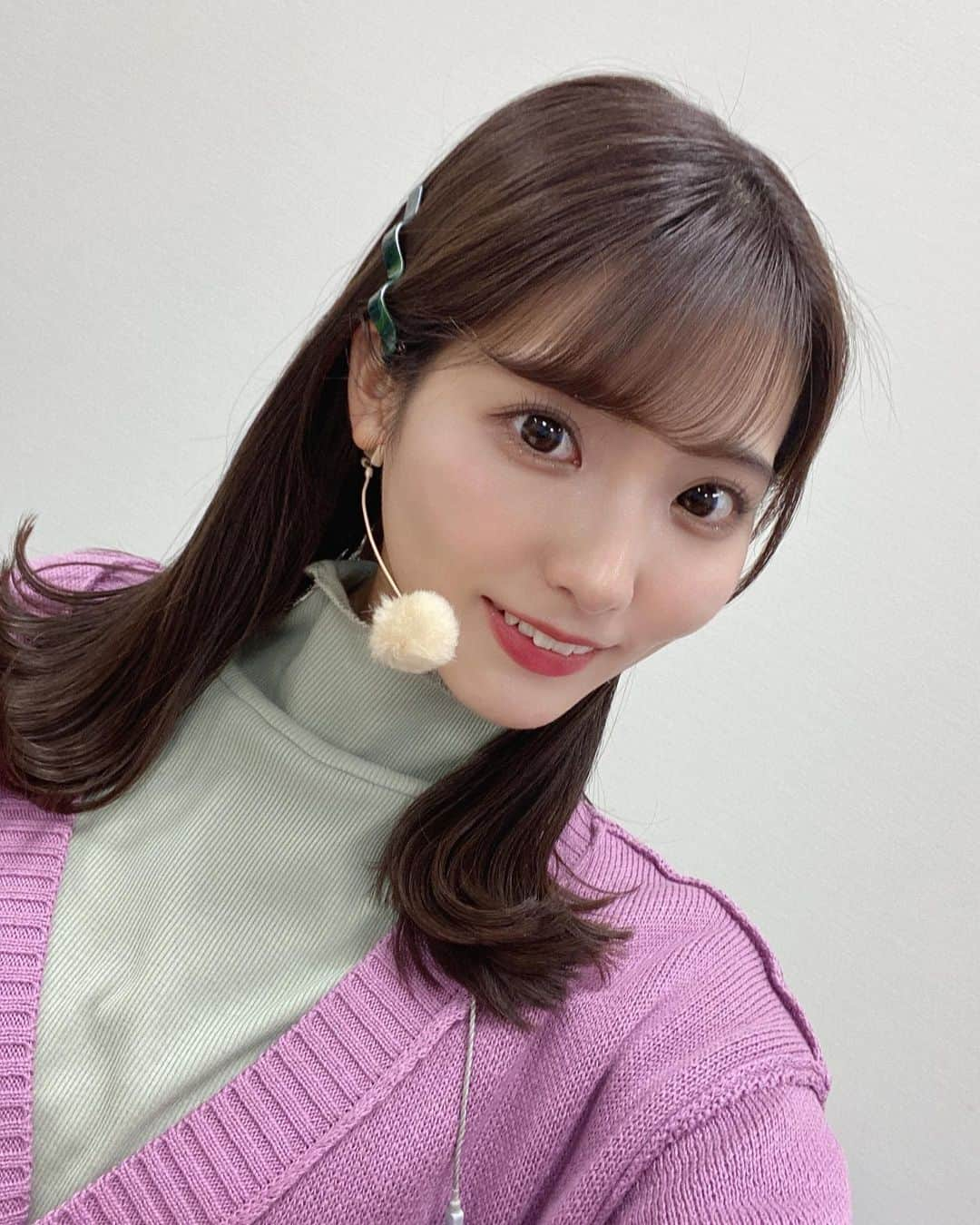 山下七子さんのインスタグラム写真 - (山下七子Instagram)「こんばんは🍇 今日も1日お疲れ様でした！  今朝のアサデス。KBCの衣装は @retrogirl_official さんのグリーンタートル×ピンクカーディガンにアイボリーコート、グレーンチェックスカートでした🍬 ピンクやラベンダーの色味の洋服は顔色がよく見える気がして個人的に好きで私服でも選びがちな気がします♪  そして今日は少し雰囲気を変えたくてリップを3本重ねてローズブラウンの色味に🌹🤎 リップひとつで雰囲気がガラッと変わるので面白いです🕺  最近楽しみにしてるマスク選び💫 ちなみに今日はラベンダーのマスクを付けてたよ〜♪  また明日もアサデスよろしくお願いします🌟  #アサデス#アサデスkbc #KBC#お天気アシスタント#お天気コーナー#ミディアムヘア #カーディガン #スカートコーデ #冬コーデ#ブルベ夏」1月18日 20時40分 - yamashita_nanako