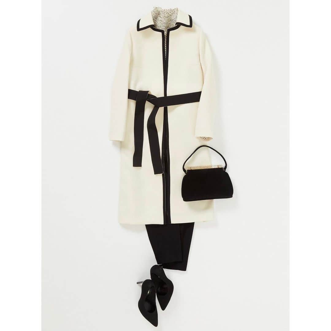 のインスタグラム：「♦︎ Jaunary monotone coordinate ♦︎  No.6  クラシカルさとTIARAらしさの詰まった目を惹く一枚。  厚みがしっかりあるのに軽く、シルエットが綺麗で着やすさもあります。  衿を取り外しでき、シンプルなノーカラーコートと、クラシカルさのある衿コートの2つの雰囲気を楽しめます。  ベルトも片面がバイカラーに。  blouse -¥20,900(tax in)  pants -¥20.900(tax in)  coat -¥49,500(tax in)  ・  #TIARA #ティアラ  #melrose #メルローズ  #冬コーデ #冬ファッション #春コーデ #春ファッション #大人ファッション #大人コーデ #大人カジュアル #カジュアルコーデ #きれいめ #きれいめコーデ #きれいめカジュアル #大人女子 #エレガントコーデ #クラシカルコーデ #30代ファッション #40代ファッション #50代ファッション #モノトーンコーデ」