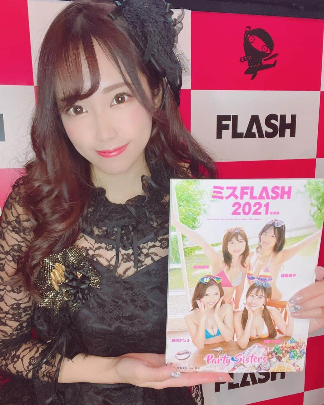 霧島聖子さんのインスタグラム写真 - (霧島聖子Instagram)「今日はミスFLASH2022の発表記者会見でした！！ 2022グランプリのみなさまおめでとうございます🏅 私たちの発表の時からもう1年経つんだね…✨👑 幸せ過ぎてあっという間でした☺️ ミスFLASH2021も今日の記者発表に出演して授賞式のプレゼンターという重要な役割を務め、また新旧ポージング対決にも登場しました❤️‍🔥 今日の私のドレスは実家に眠ってた母親のドレスだよ🖤 髪飾りもブローチもめちゃかわいいでしょー！(＊´ ∨｀)  マシェバラのチェキ注文も覚えててくれてオーダーしてくれた方ありがとうございました‼️  私たちはこのあと22時から渋谷クロスFMにて生放送の激刊！ふじに出演しますのでよろしくお願いします💗  写真集のお知らせはまた別の投稿にて！ #ミスFLASH #ミスフラ　#ミスflash2021 #グランプリ　#発表会　#渋谷　#渋谷クロスFM #ラジオ　#出演情報 #記者発表 #ゴシック #black #dress #dressblack  #フォーマル #ドレス #クラシカル」1月18日 20時52分 - seiko_kirishima