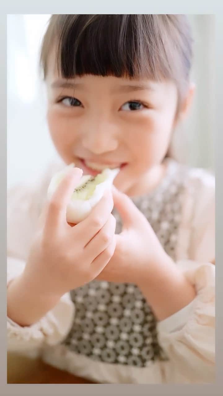 のインスタグラム：「念願の！！ 糸で切るフルーツ大福 ⁡ ⁡ ずっとやりたいって言ってたんだよね。 喜ぶ顔がみたくてついつい探してしまった😂💕 ⁡ 嬉しそう〜♡ ⁡ ⁡#フルーツ大福#糸で切るフルーツ大福#ママカメラ#sonya7iii#α7iii#davinciresolve#動画編集」