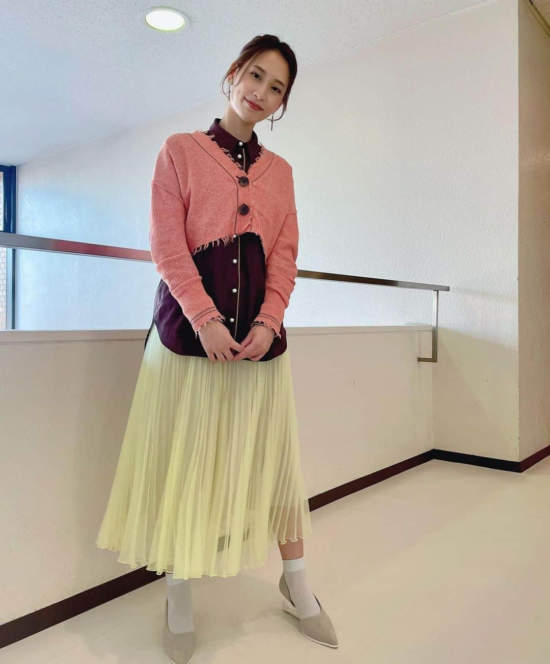 鈴元まいさんのインスタグラム写真 - (鈴元まいInstagram)「昨日のマチコミ👗 浦和競馬場で明日行われる ニューイヤーカップについてお伝えしました☺️✨ ⁡ 衣装は、 ⁡ シャツ @pameopose ⁡ ニットカーディガン @rosebud_official_ ⁡ 靴 @vege.official ⁡ ⁡ #衣装 #pameopose #rosebud #VEGE」1月18日 21時12分 - mai_suzumoto