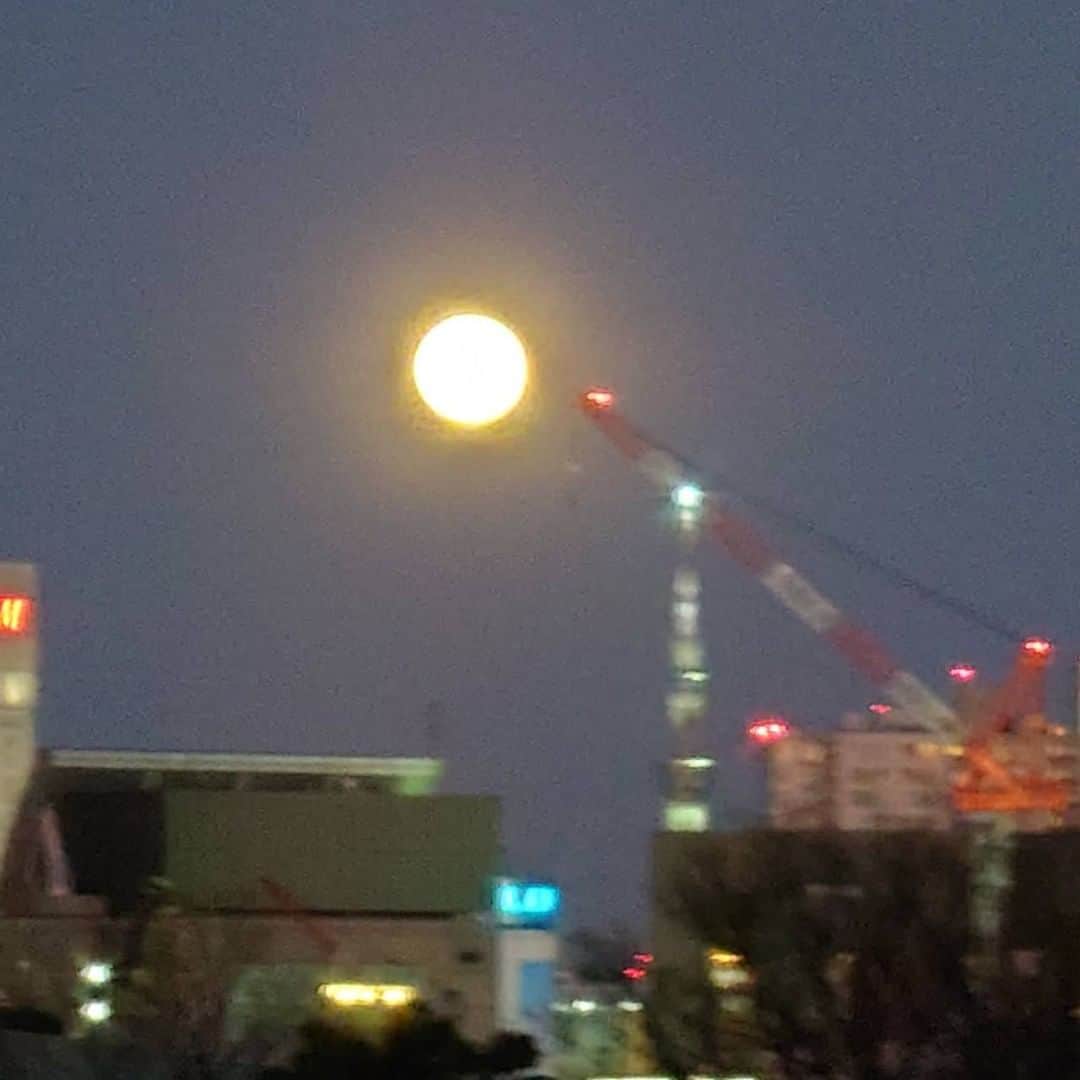 中江有里さんのインスタグラム写真 - (中江有里Instagram)「今年初めての満月 スカイツリーがかすかに見える  #満月 #ウルフムーン」1月18日 21時25分 - yurinbow1226