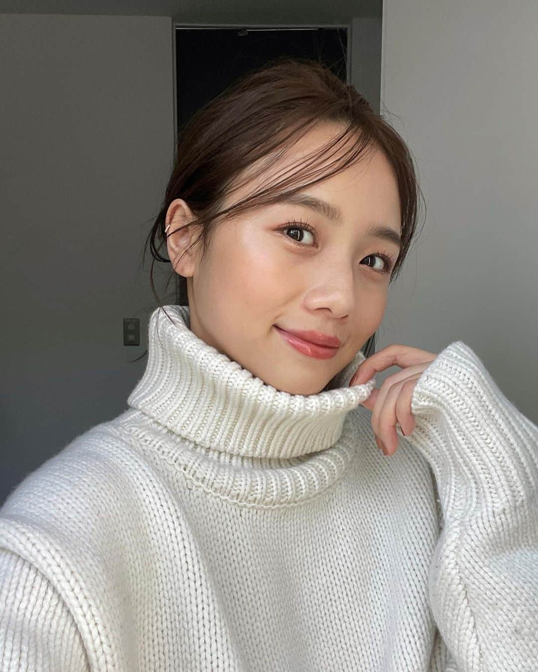 伊原葵さんのインスタグラム写真 - (伊原葵Instagram)「メイクが上手くいったから 苦手なselfieなんかしてしまって🤳🤭  最近は少し春意識なメイクをしちゃう🌸  リップは、YSLの新作！ルージュ ヴォリュプテ キャンディグレーズ💄✨  じゅわっと、とろっとした質感のシロップリップで♡ いちご飴、りんご飴のフルーツ飴のキャンディコーティング🍭 スキンケア成分が78%配合されてるよ〜☺️✌🏻 このキャンディみたいなちゅるっと感が春っぽくて可愛くてスキー💕  わたしの塗ってるカラーは4✨ ピンクベージュな感じで可愛い♡お気に入り♡ 写真はひと塗りでナチュラルめに☝🏻 ムービーは重ね塗りで少しハッキリめに☝🏻 重ね方で変わるのもいい💕  もう発売されてるからチェックしてみてね☝🏻  @yslbeauty  #キャンディグレーズ #ad」1月18日 21時27分 - aoi186