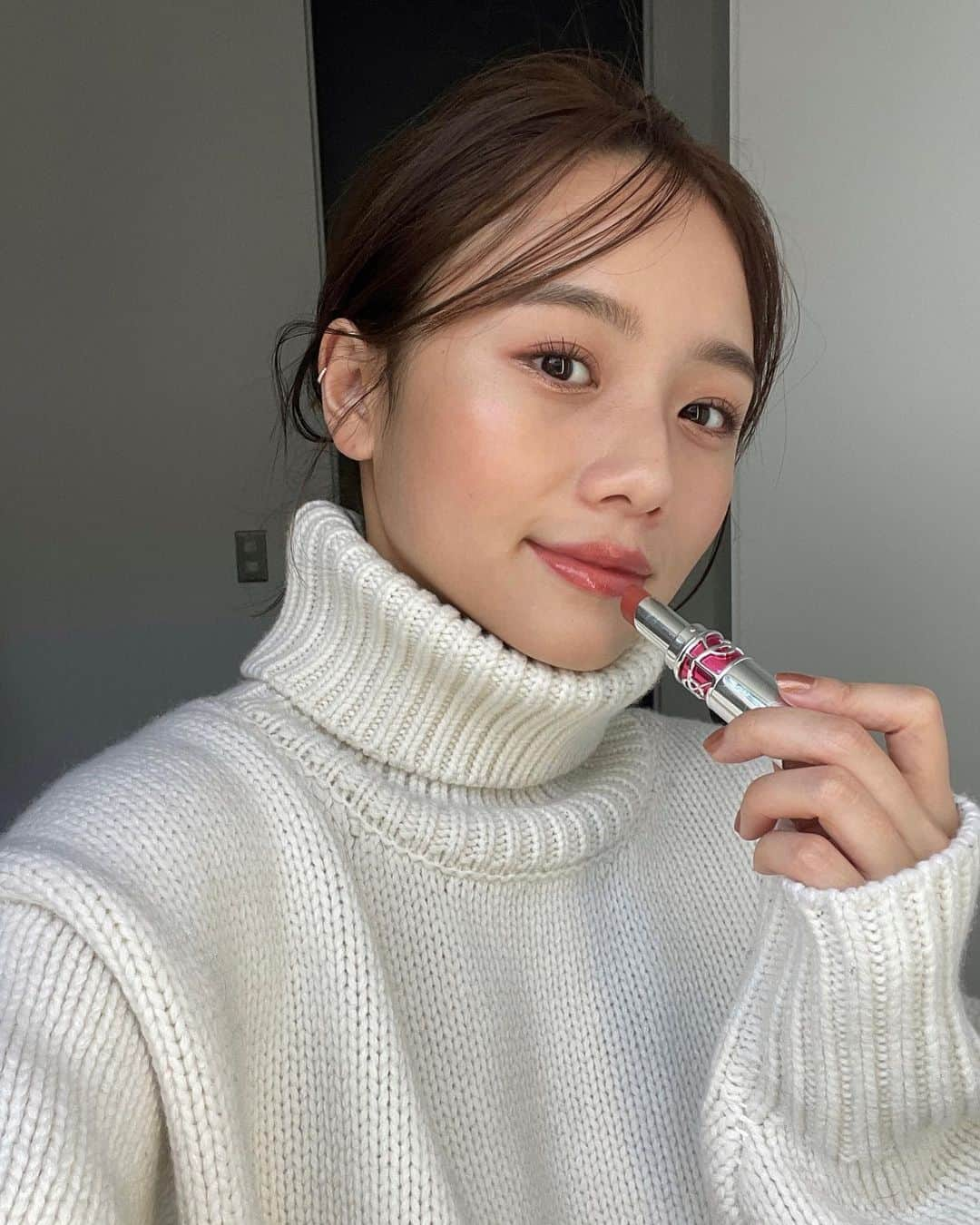 伊原葵さんのインスタグラム写真 - (伊原葵Instagram)「メイクが上手くいったから 苦手なselfieなんかしてしまって🤳🤭  最近は少し春意識なメイクをしちゃう🌸  リップは、YSLの新作！ルージュ ヴォリュプテ キャンディグレーズ💄✨  じゅわっと、とろっとした質感のシロップリップで♡ いちご飴、りんご飴のフルーツ飴のキャンディコーティング🍭 スキンケア成分が78%配合されてるよ〜☺️✌🏻 このキャンディみたいなちゅるっと感が春っぽくて可愛くてスキー💕  わたしの塗ってるカラーは4✨ ピンクベージュな感じで可愛い♡お気に入り♡ 写真はひと塗りでナチュラルめに☝🏻 ムービーは重ね塗りで少しハッキリめに☝🏻 重ね方で変わるのもいい💕  もう発売されてるからチェックしてみてね☝🏻  @yslbeauty  #キャンディグレーズ #ad」1月18日 21時27分 - aoi186