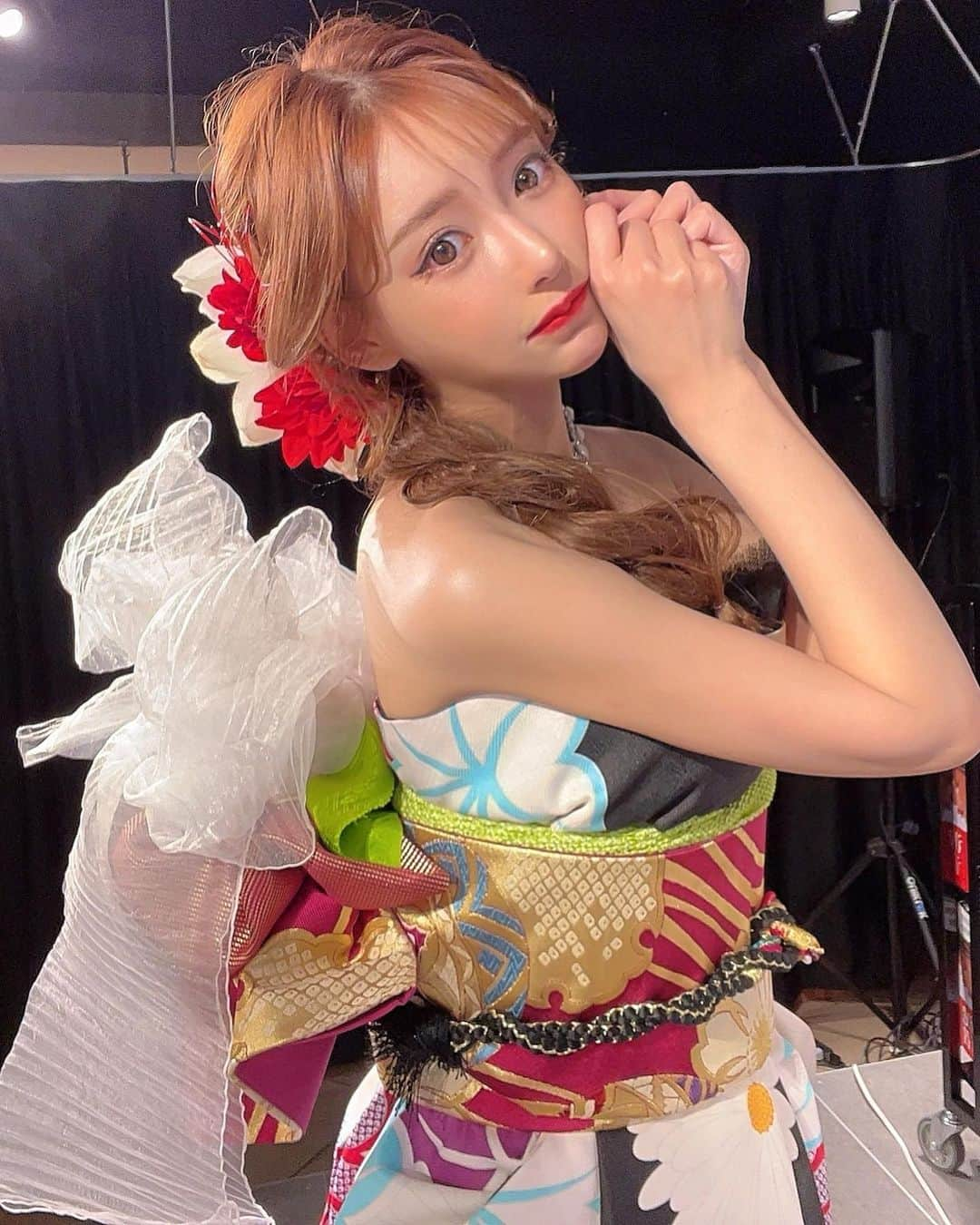 明日花キララさんのインスタグラム写真 - (明日花キララInstagram)「着物ドレスかわいすぎた👘🌺 天使の羽が生えてるようでした🪶」1月18日 21時28分 - asukakiraran