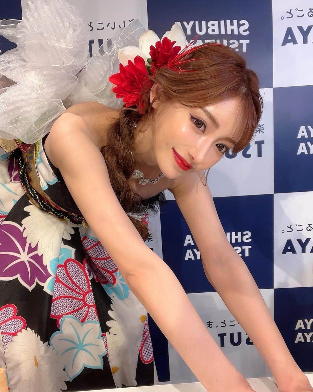 明日花キララのインスタグラム：「着物ドレスかわいすぎた👘🌺 天使の羽が生えてるようでした🪶」