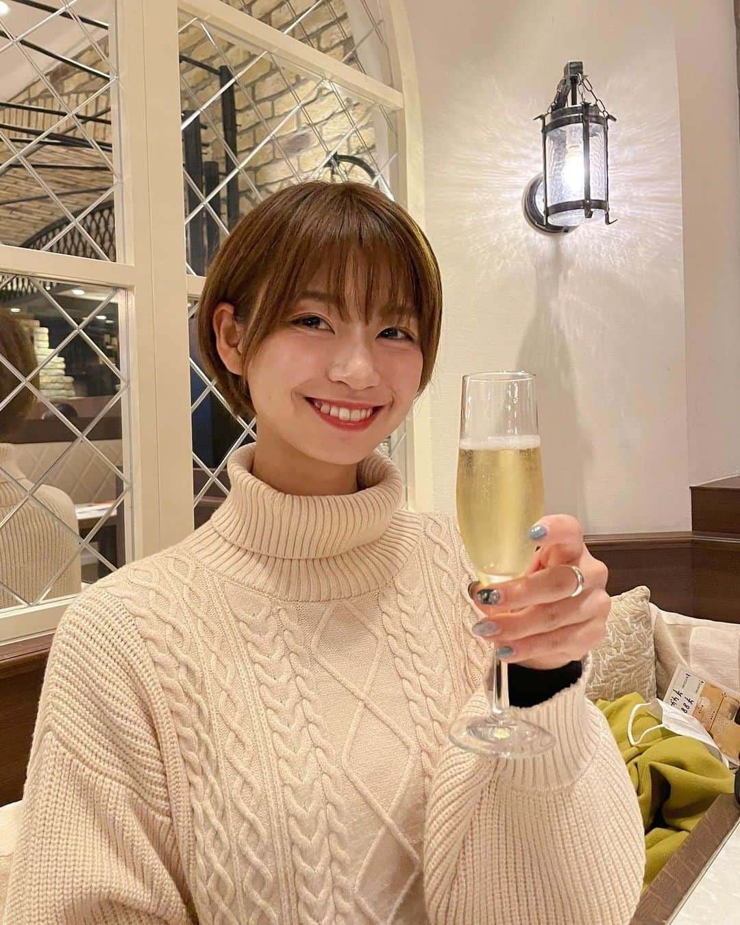 小坂田純奈さんのインスタグラム写真 - (小坂田純奈Instagram)「スペインバル堪能してきた🇪🇸💓 料理もお酒も美味しすぎた…  新宿にあるRico( @wwwricotokyo )さんでご飯食べてきた！！ 全部最高だったけど、 特にトリュフ入りの牡蠣グラタンが堪らんかった…🙄💓 美味しいご飯と美味しいお酒は本当にちあわて、、  しかも、お店のご厚意で 【じゅなたのインスタ見た】って予約時に伝えると 『アヒージョor ドリンク1杯』が無料になるらしい！！ ※3/31まで限定です！  ありがたい…🥺👏🏻 是非行ってみてぬ🥰  PR @wwwricotokyo #完全個室 #スペインバル #パエリア #ワイン #女子会 #記念日 #SpanishDiningRico #新宿スペインバル #お酒好き女子 #居酒屋グルメ #ビール好き女子 #酒好き女子 #おしゃれ居酒屋」1月18日 21時35分 - official_junata