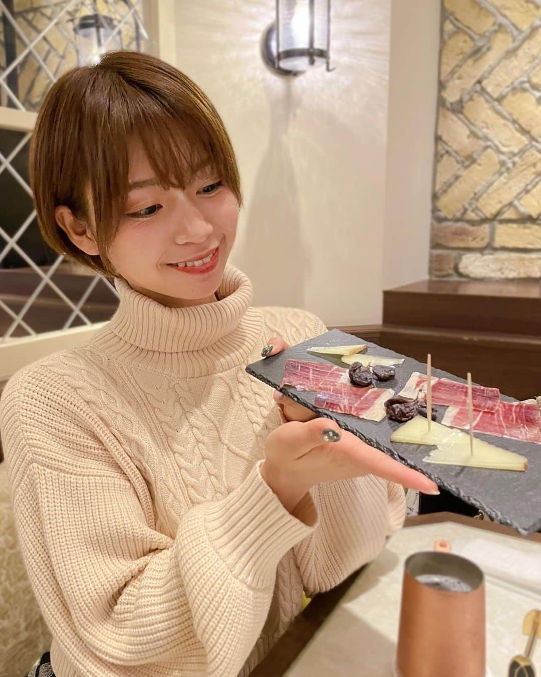 小坂田純奈さんのインスタグラム写真 - (小坂田純奈Instagram)「スペインバル堪能してきた🇪🇸💓 料理もお酒も美味しすぎた…  新宿にあるRico( @wwwricotokyo )さんでご飯食べてきた！！ 全部最高だったけど、 特にトリュフ入りの牡蠣グラタンが堪らんかった…🙄💓 美味しいご飯と美味しいお酒は本当にちあわて、、  しかも、お店のご厚意で 【じゅなたのインスタ見た】って予約時に伝えると 『アヒージョor ドリンク1杯』が無料になるらしい！！ ※3/31まで限定です！  ありがたい…🥺👏🏻 是非行ってみてぬ🥰  PR @wwwricotokyo #完全個室 #スペインバル #パエリア #ワイン #女子会 #記念日 #SpanishDiningRico #新宿スペインバル #お酒好き女子 #居酒屋グルメ #ビール好き女子 #酒好き女子 #おしゃれ居酒屋」1月18日 21時35分 - official_junata