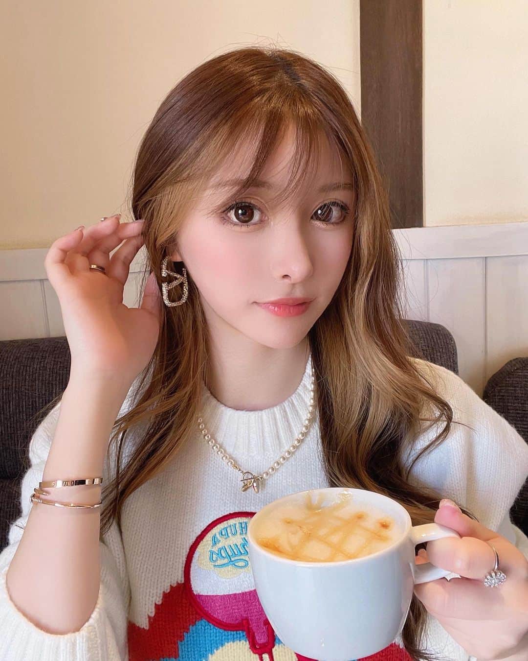 藤咲めいのインスタグラム：「@a_clinic_ginza の戸田先生　@aclinic_todaで1day小顔脂肪吸引を受けたよ☃️🌈  悩んでた口元のたるみがなくなってフェイスラインが綺麗になったよ☺️✨ 術中の痛みは本当に無くて、直後のアフターの写真でもわかると思うけどかなり腫れは少なかったよ😳！ ほうれい線が薄くなかったおかげで、メイクもしやすくなって友達からも小顔になったって言われて嬉しい😌❤️‍🔥  顔の脂肪やたるみが気になる方、フェイスラインがぼやけてるなと思う方はおすすめ💡  #aclinic #aクリニック #エークリニック #aclinic銀座 #aclinic横浜 #美容外科 #美容皮膚科  #1day小顔脂肪吸引 #1day小顔 #脂肪吸引 #小顔 #美肌 #二重あご #フェイスライン  #糸リフト #aスレッド #顔痩せ #部分やせ #小顔整形 #小顔になりたい #横顔美人#戸田貴之」