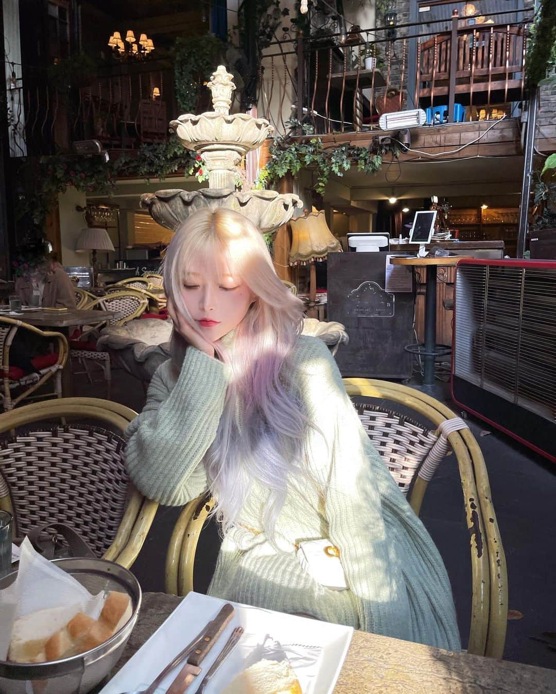 オ・ジウンさんのインスタグラム写真 - (オ・ジウンInstagram)「햇살 진짜 예뻤던 곳🪴  이때 머리 마법사의 할로윈 뺨치네 홓」1月18日 21時39分 - gini_s2_