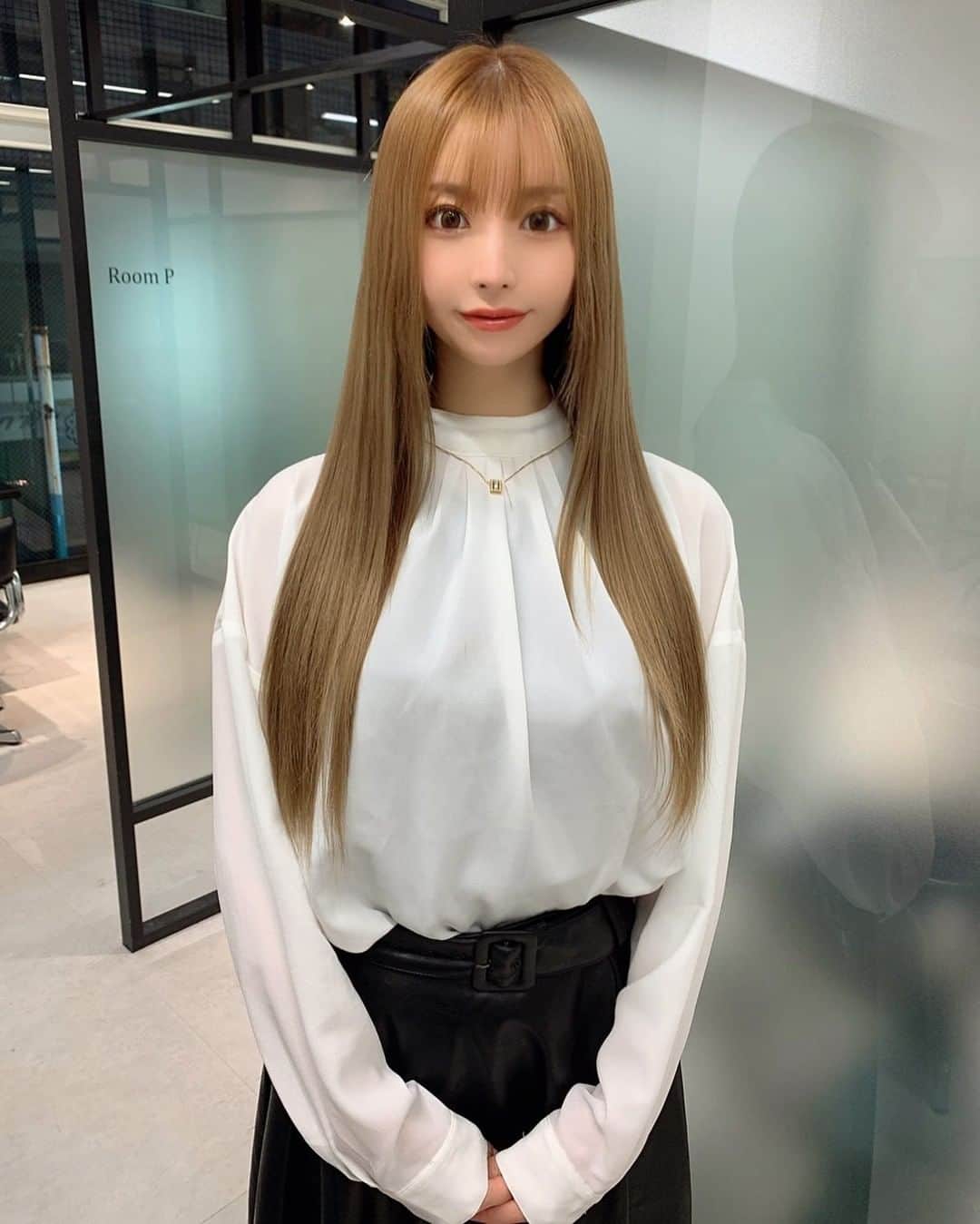 のインスタグラム：「ピッ！🐥  ストーリーで大好評だった画像⭐️  ちゅるちゅるhairでご機嫌です👼💓 @shuu.1989 いつもありがと🥳✨  #hair#ハイトーン#サラサラhair #艶髪#美髪#ちゅるちゅる#愛川みれい」