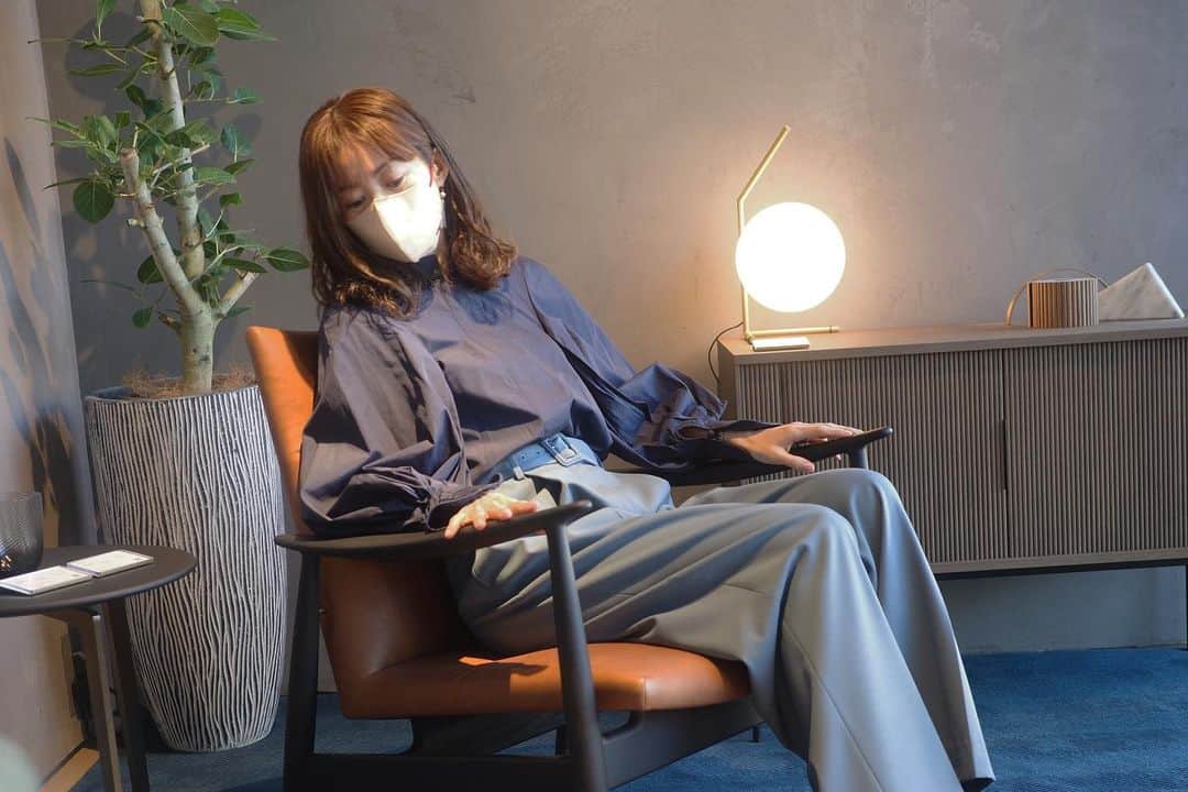 高垣麗子さんのインスタグラム写真 - (高垣麗子Instagram)「* 世界に誇る日本の家具ブランド「Ritzwell」  青山店が20日にopenするとのことで、今日は楽しみに伺ってきました✨ 自宅で過ごす時間を大切にしているので、インテリアには昔からこだわりがあるんです☺️✨  上質な素材を用いて丁寧な職人の技で造られていくRitzwellの椅子✨  その工程を目の前でみることができるんですよ𓂃𓂃✨  元気過ぎる娘は連れてこなかったけど😅一緒にみせてあげれば良かったかな...✨  Ritzwellの家具はね、世界最⼤規模の家具⾒本市「ミラノサローネ」に、2008年から出展し続けているんです✨  世界の⼀流メーカーが集まる⼈気の会場「デザインホール・HALL5」にはアジアブランドとしてはじめて出典されています✨  日本の繊細で丁寧な技術力と美しい曲線美、そしてどの家具からも木の優しいぬくもりを感じられて、触れた瞬間に何だかホッと安心させられるんですよね😌🌿  今日は長く共に過ごしていきたい椅子に出会ったので、迷いに迷ってオーダーメイドさせてもらうことに✨  パーツの種類が豊富なので、頭の中でイメージが膨んじゃって🙄✨時間がかかりましたが、私好みのデザインに仕上げてもらえるので楽しみです𓂃𓂃𓂃  家族と過ごす大切なお家での時間をもっと充実させたくなりました💐  * #Ritzwell」1月18日 21時46分 - reikotakagaki
