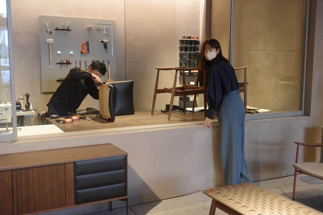 高垣麗子さんのインスタグラム写真 - (高垣麗子Instagram)「* 世界に誇る日本の家具ブランド「Ritzwell」  青山店が20日にopenするとのことで、今日は楽しみに伺ってきました✨ 自宅で過ごす時間を大切にしているので、インテリアには昔からこだわりがあるんです☺️✨  上質な素材を用いて丁寧な職人の技で造られていくRitzwellの椅子✨  その工程を目の前でみることができるんですよ𓂃𓂃✨  元気過ぎる娘は連れてこなかったけど😅一緒にみせてあげれば良かったかな...✨  Ritzwellの家具はね、世界最⼤規模の家具⾒本市「ミラノサローネ」に、2008年から出展し続けているんです✨  世界の⼀流メーカーが集まる⼈気の会場「デザインホール・HALL5」にはアジアブランドとしてはじめて出典されています✨  日本の繊細で丁寧な技術力と美しい曲線美、そしてどの家具からも木の優しいぬくもりを感じられて、触れた瞬間に何だかホッと安心させられるんですよね😌🌿  今日は長く共に過ごしていきたい椅子に出会ったので、迷いに迷ってオーダーメイドさせてもらうことに✨  パーツの種類が豊富なので、頭の中でイメージが膨んじゃって🙄✨時間がかかりましたが、私好みのデザインに仕上げてもらえるので楽しみです𓂃𓂃𓂃  家族と過ごす大切なお家での時間をもっと充実させたくなりました💐  * #Ritzwell」1月18日 21時46分 - reikotakagaki