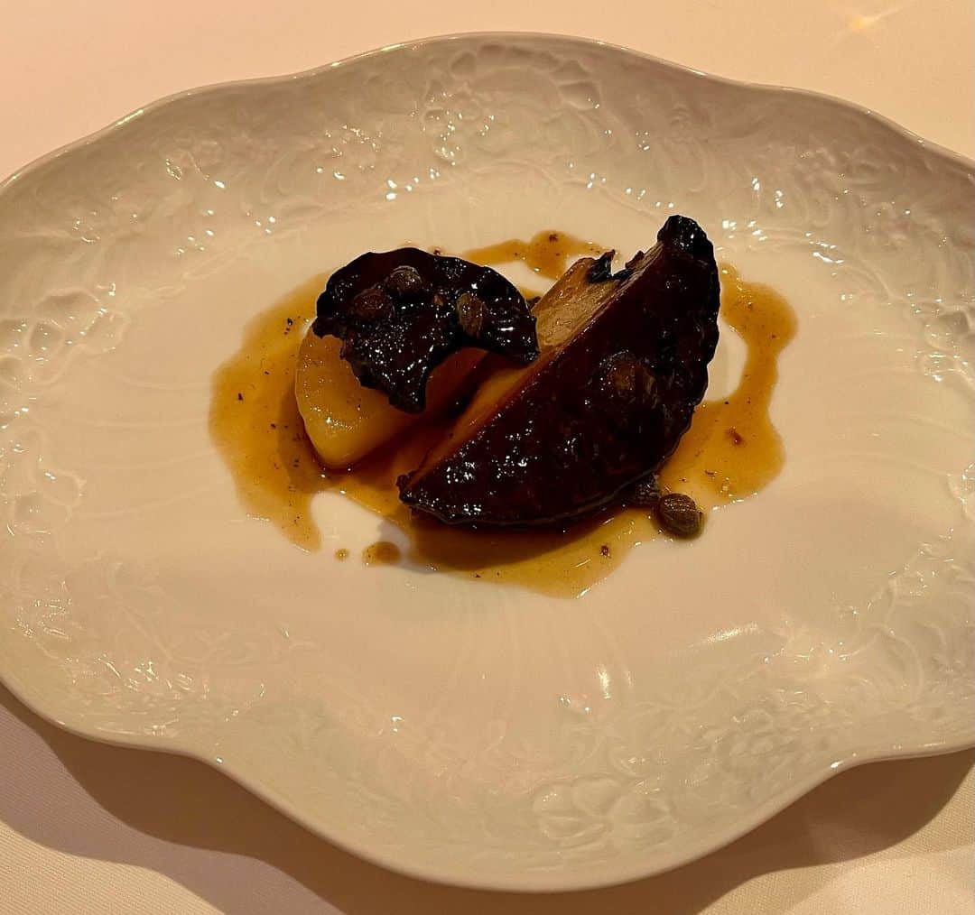 三浦瑠麗さんのインスタグラム写真 - (三浦瑠麗Instagram)「友人ふたりとオーストリア料理へ。 こんなフルコース食べることあんまりないなあ。ほんとに美味しかった。」1月19日 7時18分 - lullymiura