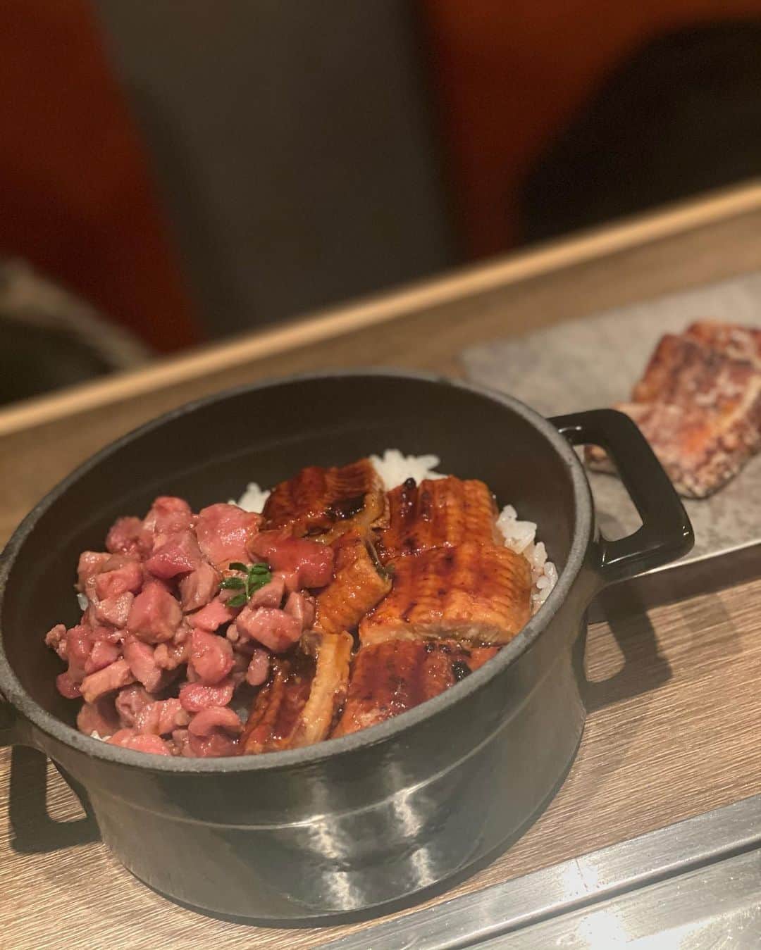 ImotoEtsuyo さんのインスタグラム写真 - (ImotoEtsuyo Instagram)「#おはようございます  ・ 完全個室、焼師がついてくれる 六本木の焼肉屋さん @yakiniku_ajuuta 『焼肉　あじゅうた　六本木』へ。  本当に美味しいお肉だけを厳選して 常に「今」食べたらベストなお肉を 仕入れているそう。 お肉は全て目の前で焼いてくれるので 焼き加減もベストな状態。  スタッフの方も皆さん明るくて 良い方で楽しくお食事出来ました！  ・長芋キムチ  ・フォアグラ最中  ・春菊のデトックスサラダ   ・長タン包み焼き  ・本日の特選肉盛り合わせ  ・よだれサーロイン  ・スペシャルタレカツサンド　  ・〆のご飯は 鰻と牛肉にひつまぶしの "ストーブ飯" 追い鰻をトッピングして！ 美味しかったですね。  焼肉『あじゅうた』 住所：東京都港区六本木5-2-6 六本木TKビル3F 電話番号：03-6804-5299 営業時間：18：00～5：00(L.O.4：00) ※曜日により変更あり ・ ・ #六本木焼肉  #六本木グルメ  #東京グルメ  #焼肉  #焼き肉  #yakiniku  #あじゅうた  #六本木  #女子会 #東京焼肉 #肉  #肉スタグラム  #foodstagram  #food」1月19日 7時44分 - bisuhada
