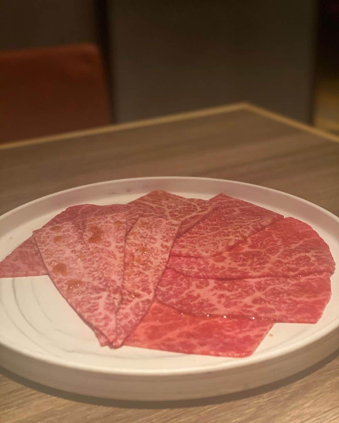 ImotoEtsuyo さんのインスタグラム写真 - (ImotoEtsuyo Instagram)「#おはようございます  ・ 完全個室、焼師がついてくれる 六本木の焼肉屋さん @yakiniku_ajuuta 『焼肉　あじゅうた　六本木』へ。  本当に美味しいお肉だけを厳選して 常に「今」食べたらベストなお肉を 仕入れているそう。 お肉は全て目の前で焼いてくれるので 焼き加減もベストな状態。  スタッフの方も皆さん明るくて 良い方で楽しくお食事出来ました！  ・長芋キムチ  ・フォアグラ最中  ・春菊のデトックスサラダ   ・長タン包み焼き  ・本日の特選肉盛り合わせ  ・よだれサーロイン  ・スペシャルタレカツサンド　  ・〆のご飯は 鰻と牛肉にひつまぶしの "ストーブ飯" 追い鰻をトッピングして！ 美味しかったですね。  焼肉『あじゅうた』 住所：東京都港区六本木5-2-6 六本木TKビル3F 電話番号：03-6804-5299 営業時間：18：00～5：00(L.O.4：00) ※曜日により変更あり ・ ・ #六本木焼肉  #六本木グルメ  #東京グルメ  #焼肉  #焼き肉  #yakiniku  #あじゅうた  #六本木  #女子会 #東京焼肉 #肉  #肉スタグラム  #foodstagram  #food」1月19日 7時44分 - bisuhada