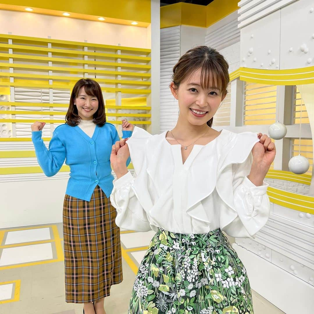 札幌テレビ「どさんこワイド朝」のインスタグラム：「ヒラヒラ＆ブルーがステキ！ きょうの大家＆西尾アナの衣装です。  日ごろから衣装さんが他の出演者やスタジオとのバランスを考えて選んでくれている衣装。ひと目見てカワイイ！と思うものもあるそうで、そういう日は良いテンションで放送に臨めるんだそうです！  #どさんこワイド朝  #大家彩香 #西尾優希  #きょうの衣装」