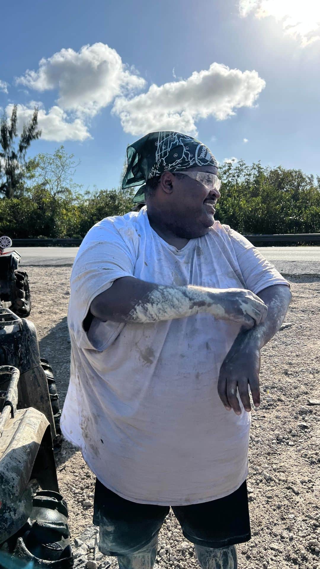 LunchMoney Lewisのインスタグラム：「Experiences over gifts, sometimes you gotta skip the beach getaways and get muddy, btw 34 feels good 🎂」