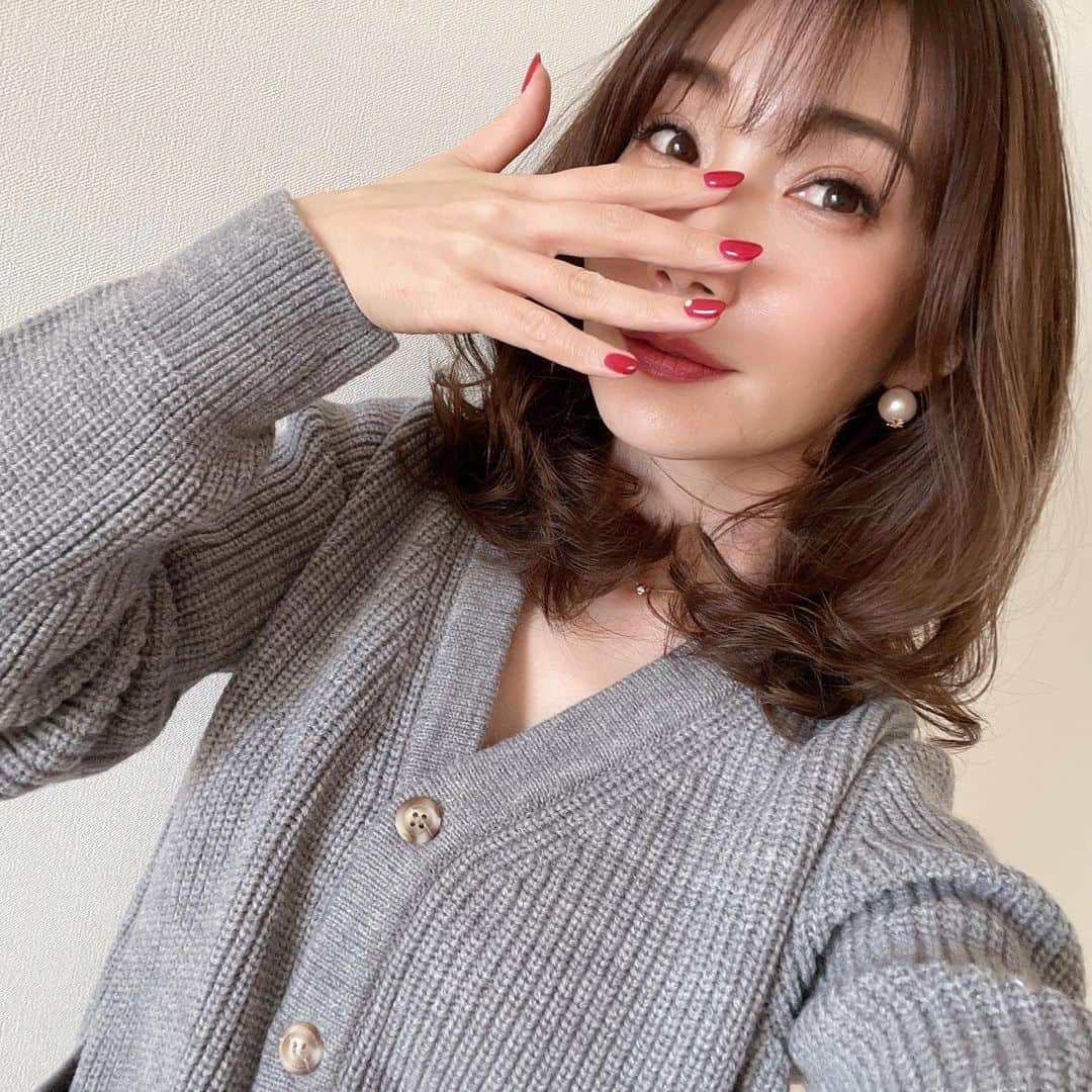 吉田美紀さんのインスタグラム写真 - (吉田美紀Instagram)「・ ・ ちょっとイメチェン♡ ヘアスタイルはもちろん いつもとは違うメイクに ネイルも久しぶりにオトナな赤にしたので思い出に… ・ 撮影で髪を鎖骨下までカットしました✂️ @odaji_abbey  その時のメイクです💄 ・ ・ ヘアスタイルが変わると メイクも冒険してみたくなるし ヘアカラーも少し変えてみたいなぁと思いますね♫ ・ 2022年色んなことにチャレンジして 新しい自分を発見したいな…と感じます･:*+. ・ #hairstyle #newhair #shooting #nail #nailcolor #ヘアスタイル #セミロング #ミディアム #レッドネイル #ワンカラーネイル #ワンカラー」1月19日 8時29分 - miki__yoshida