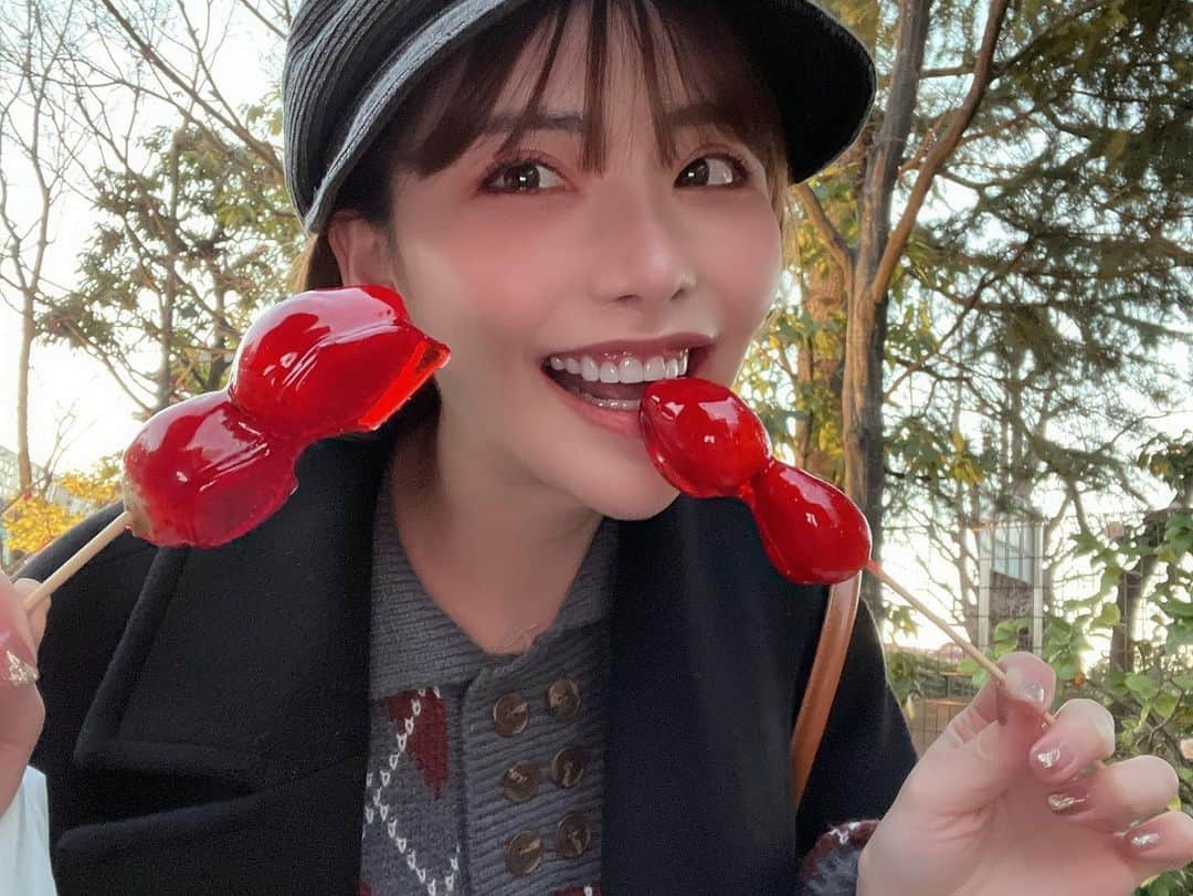 深田えいみさんのインスタグラム写真 - (深田えいみInstagram)「いちご飴食べた😆🍓めっちゃ歯にくっつく歯とれるかと思った！でも絶対また屋台見つけたら絶対買う！😆✌️」1月18日 23時37分 - eimi0318