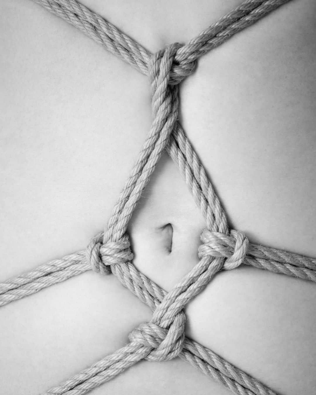 Hajime Kinokoさんのインスタグラム写真 - (Hajime KinokoInstagram)「belly button *Model Photo and rope Hajime Kinoko🇯🇵 If you want my print👉 DM  http://shibari.jp 🙏Please like to comment #fashion #art  #hajimekinoko #モデル募集 #ropeart #ロープアート #tokyo #cooljapan」1月18日 23時38分 - kinoko_shibari