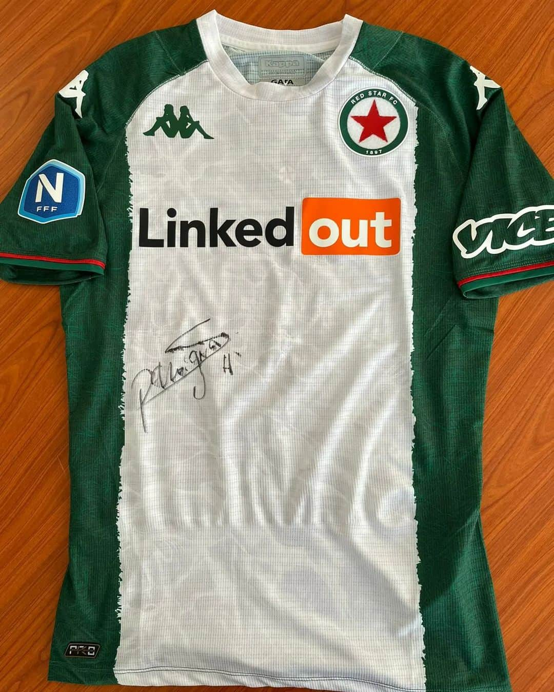 ステファン・スパラニャのインスタグラム：「[#CONCOURS]  Pour fêter la nouvelle année et notre retour en 2022, on vous fait gagner un maillot dédicacé du défenseur du @redstarfc, passé par le Tournoi en 2015 avec l'équipe de France, @stephanesparagna ! 🎁  Pour participer, il suffit de :  1️⃣ Liker le post 2️⃣ Suivre le @tournoimrevello et @stephanesparagna  3️⃣ Taguer un ami en commentaire  ✨ Pour plus de chances de gagner, n'hésitez pas à partager la publication en story !  TAS le 26/01  🙏 Un grand merci à @stephanesparagna pour sa disponibilité et ce superbe cadeau qu'il vous offre ! À vous de jouer ! 🔥」