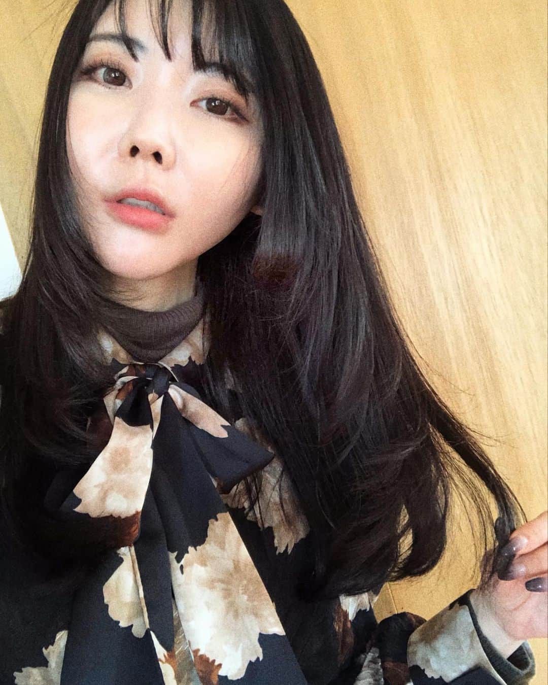 七菜乃のインスタグラム：「顔周り短くしてもらって とても気に入ってる💗💗💗  サロンはもう10年くらいの付き合いになる @troisepis  トロワエピの @imamura.miho  みぽりんさん😏  いつも有難うございます🙏✨✨✨✨  下着でも投稿削除されてしまうので、 今後何をアップしよう、、 全身タイツとかなら良いのか🥺」