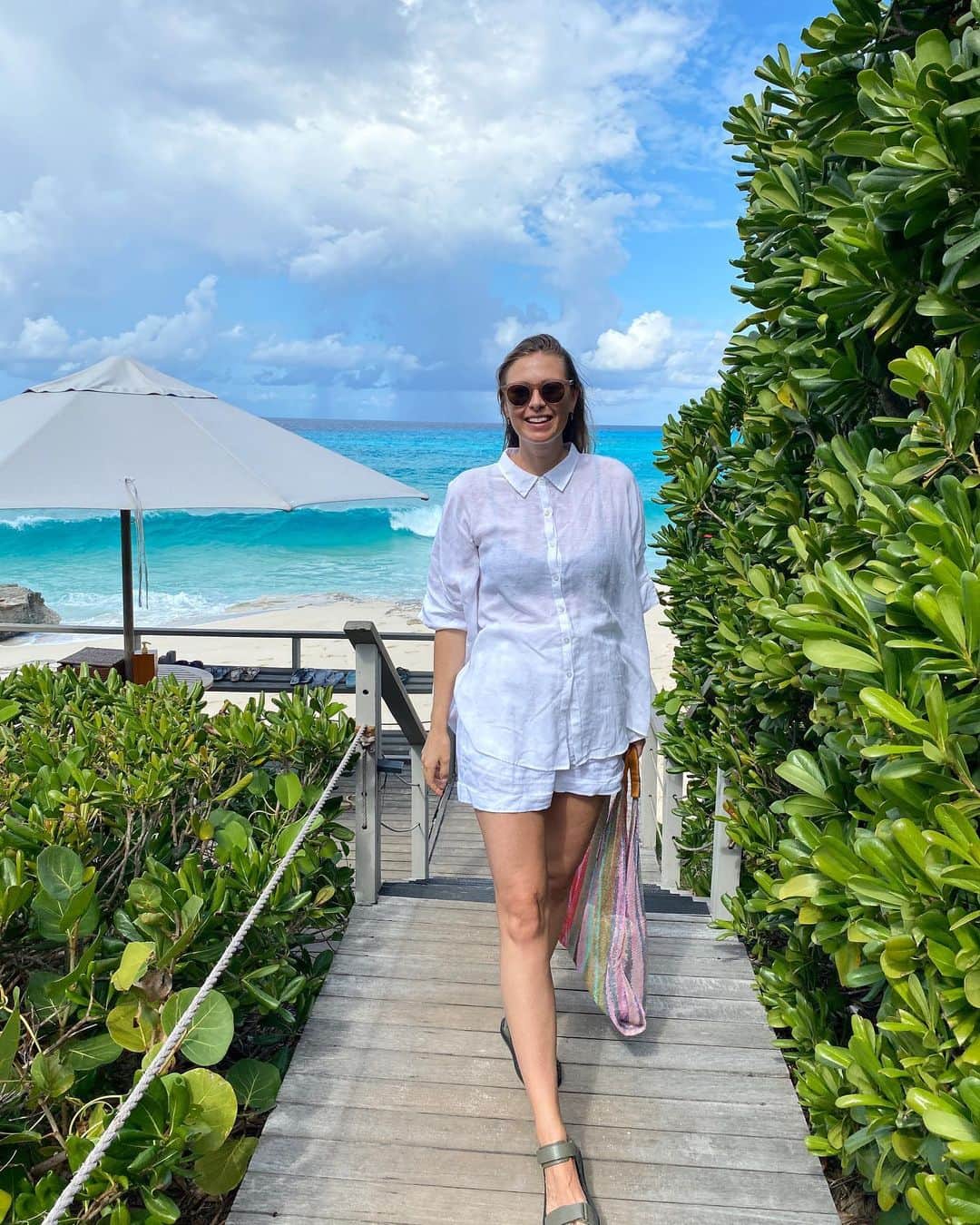 マリア・シャラポワのインスタグラム：「Take me back. If only for a quick swim and the fish tacos 😆🐠🏖🐳 @amanyara_resort  #amanyara」