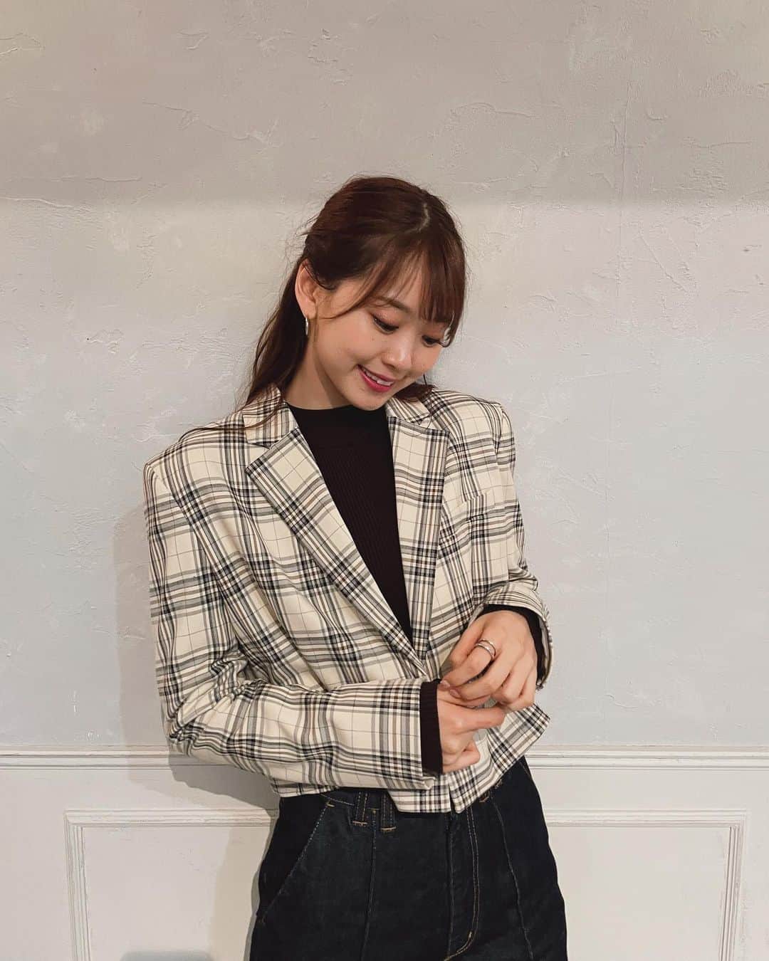 芹澤優のインスタグラム：「🧸  私服 ジャケット　#ZARA トップ　#publictokyo  デニム　#amerivintage  ピアス　#fendi   ♡♡♡  #ストーンって感じのデニム #可愛いよね #でもPKしがち #🩲」