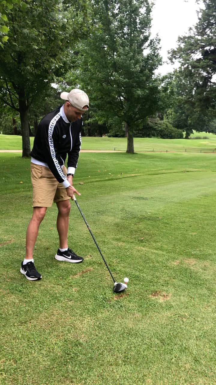 チャド・ルクロのインスタグラム：「1st time hitting a ball ⛳️ what you guys think ??」