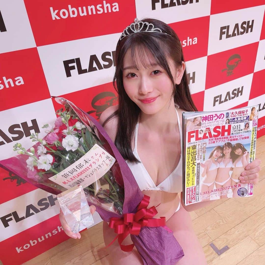 笹岡郁未のインスタグラム：「♥︎ いつも応援してくださる皆様へご報告です。  この度、#ミスFLASH2022 グランプリに選んでいただきました。  いつもマイペースな私を最後まで信じ、応援し続けてくださった皆様のおかげです。 本当に本当にありがとうございます。  これから1年間、ミスFLASH2022としての名に恥じぬように、精一杯頑張っていきますので、今後も引き続き応援していただけると嬉しいです！！  1/18(火)発売のFLASHでは、ミスFLASH2022の大塚杏奈ちゃん、misshaちゃんと共に表紙を飾らせていただきました！✨ 誌面にはグラビアも掲載していただいております！ 書店、コンビニ、ネットでも購入できます！😻 ぜひお手に取っていただけると嬉しいです！  次号の1/25(火)発売号では私のソログラビアも掲載されるのでそちらも是非チェックしてください🐥  #週刊誌FLASH #FLASH #グラビア」